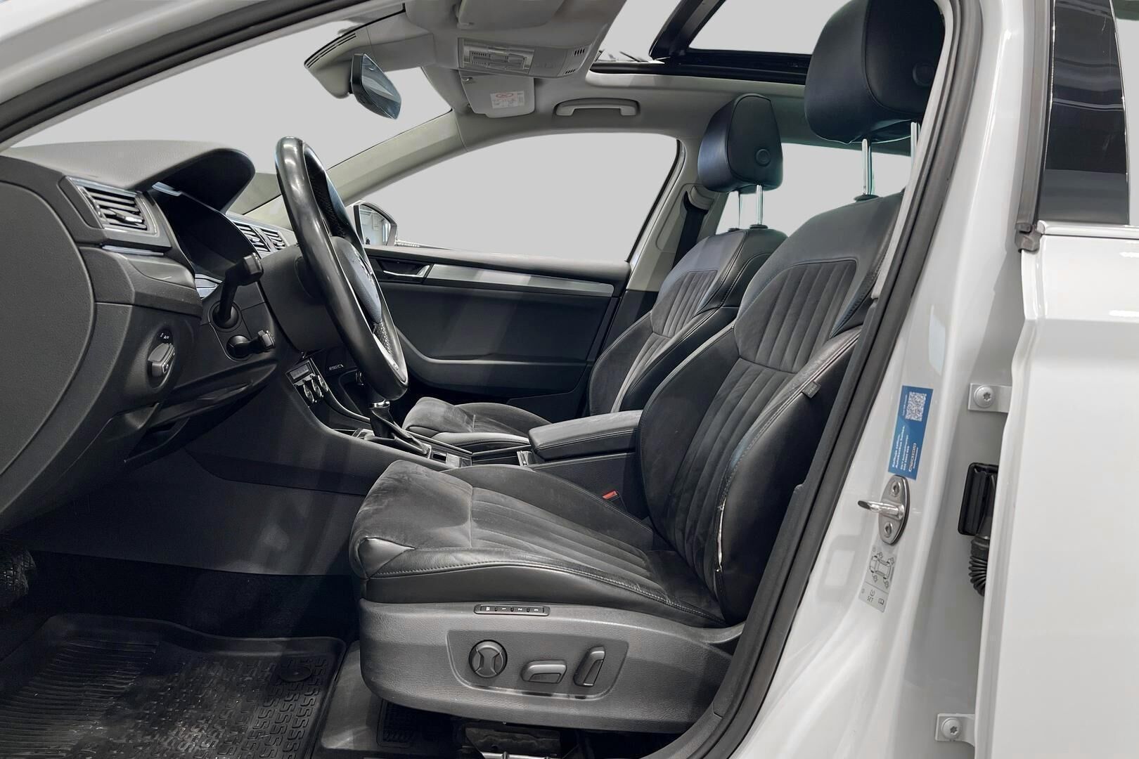 Skoda Superb iso kuva 9