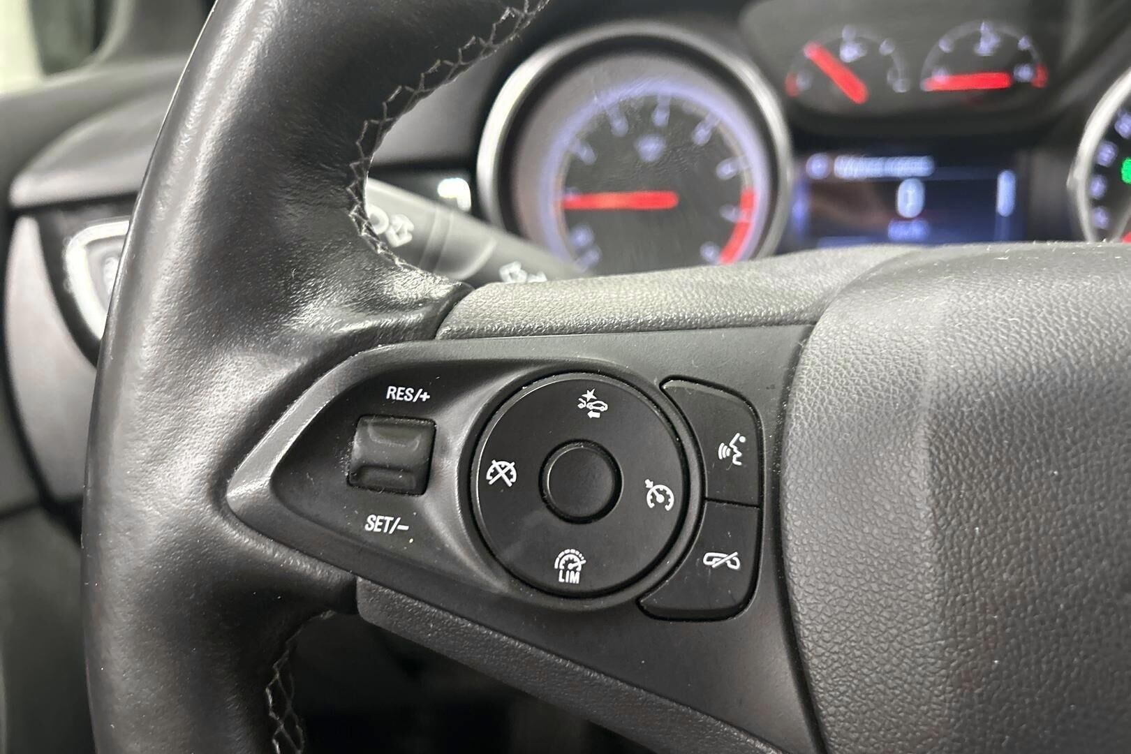 Opel Astra iso kuva 15