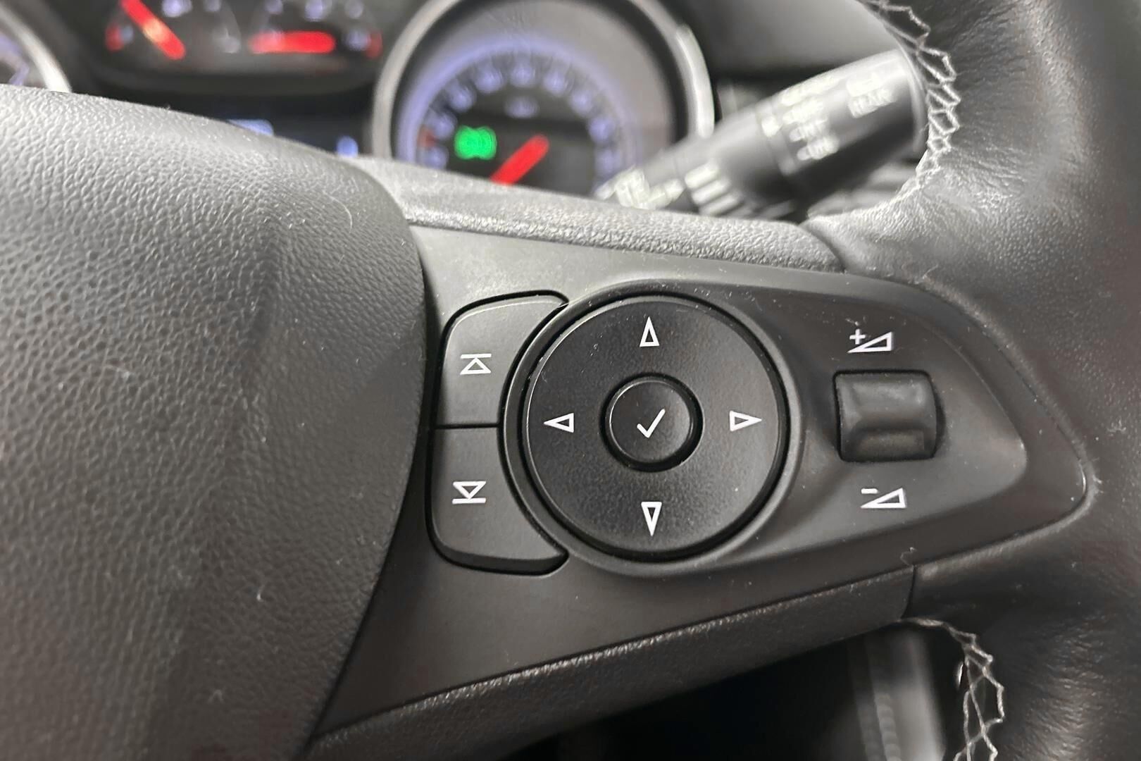 Opel Astra iso kuva 16