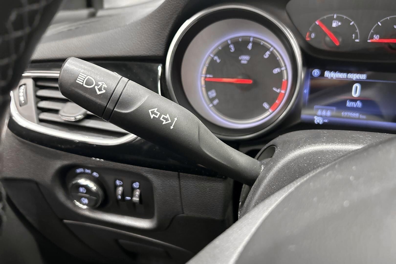 Opel Astra iso kuva 23