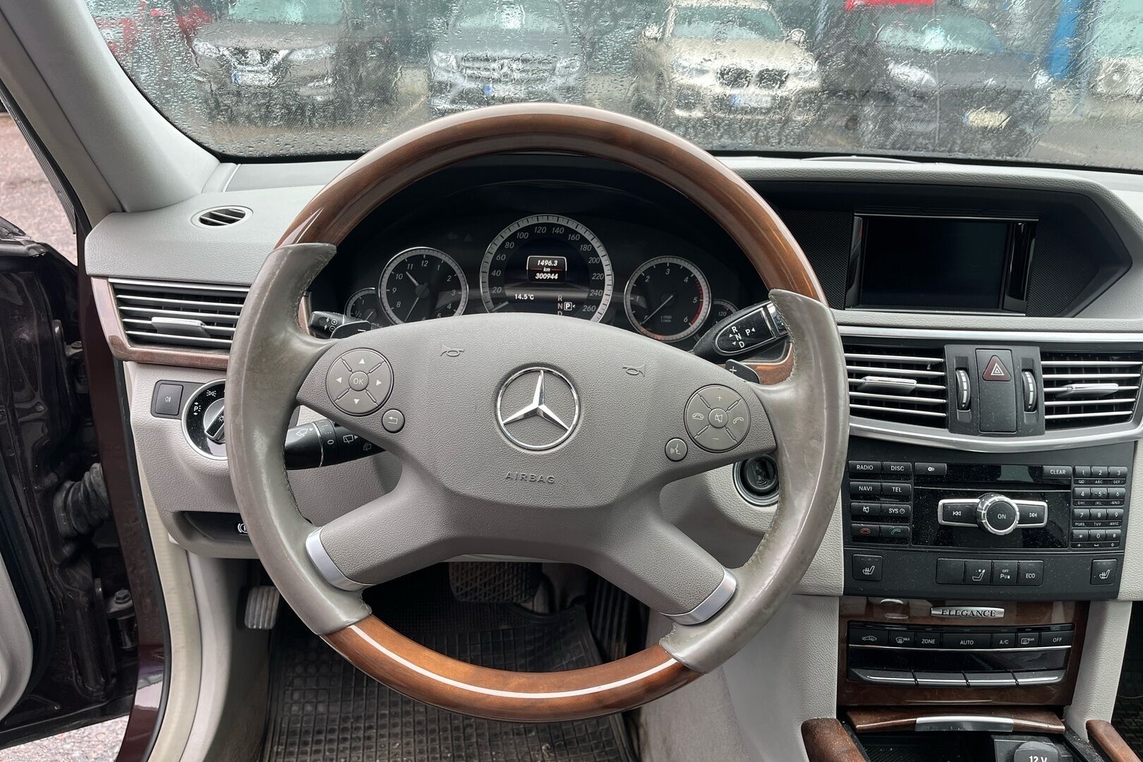 Mercedes-Benz E iso kuva 1