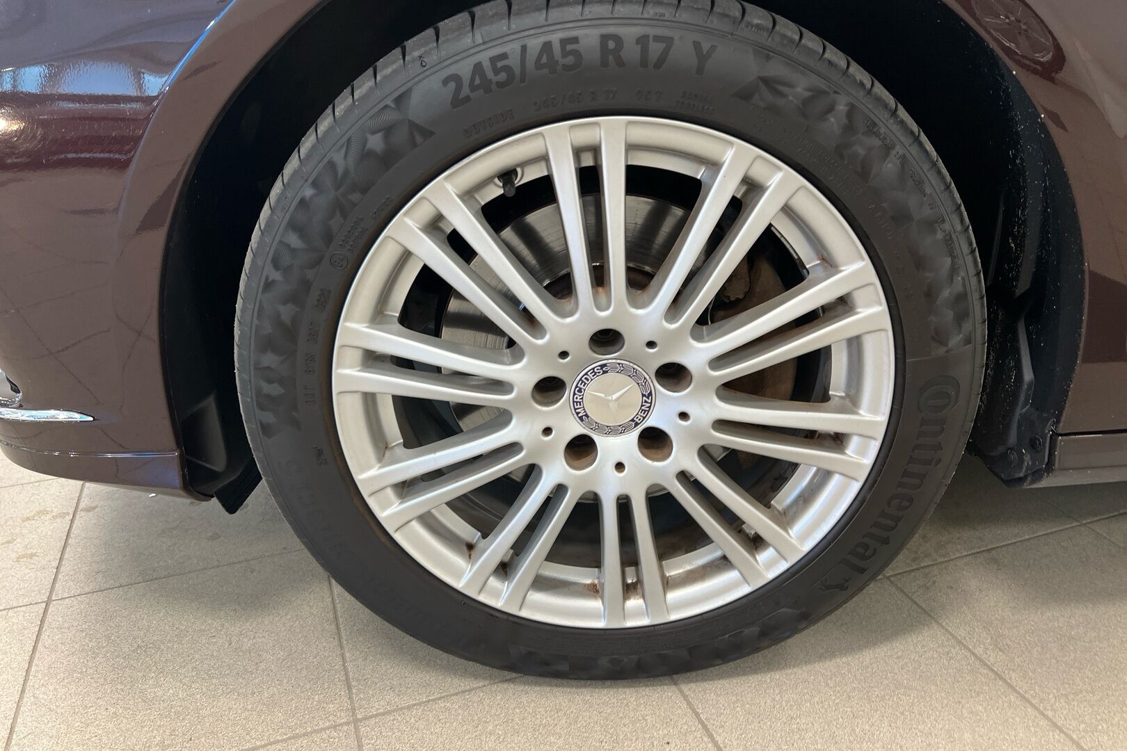 Mercedes-Benz E iso kuva 10