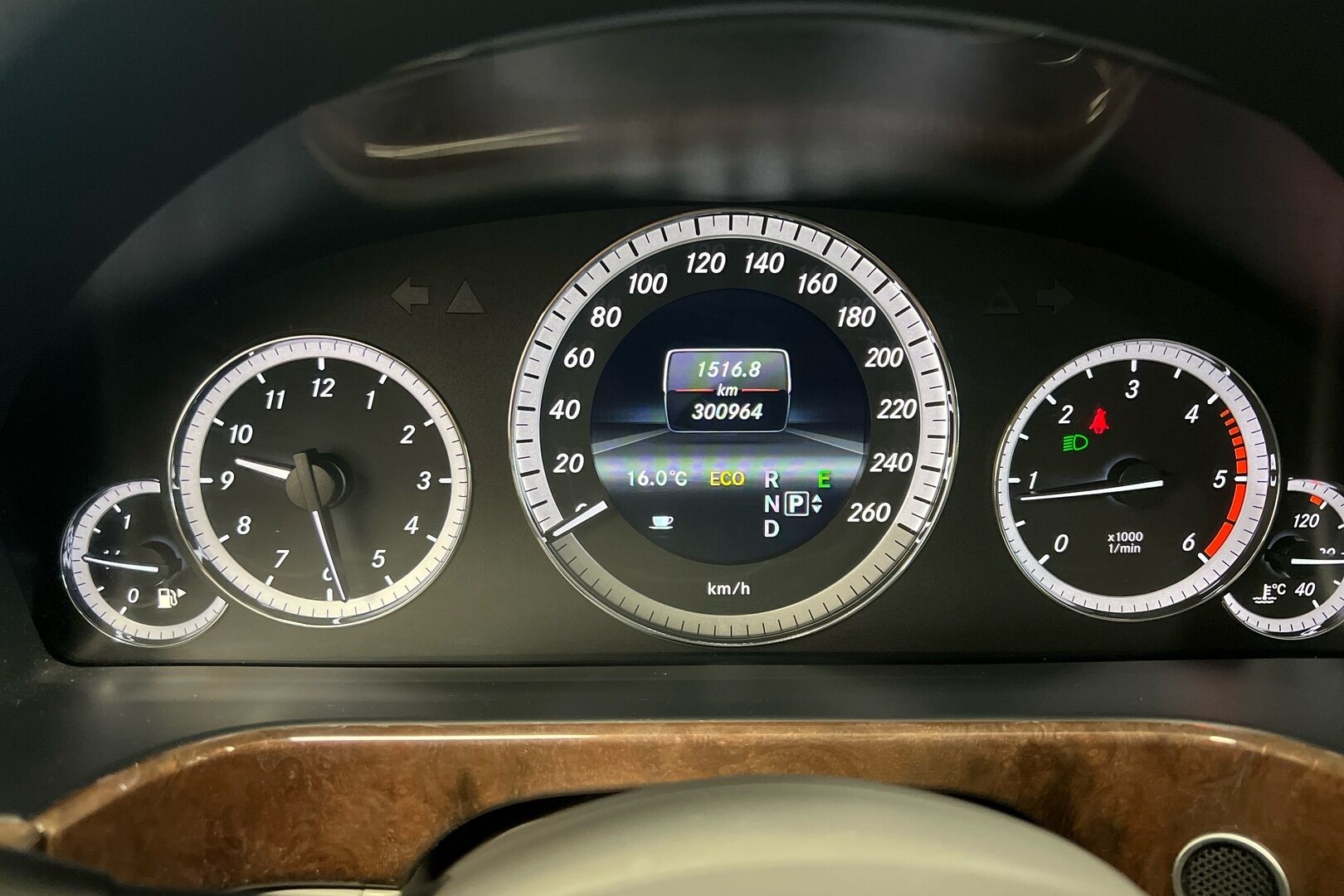 Mercedes-Benz E iso kuva 11