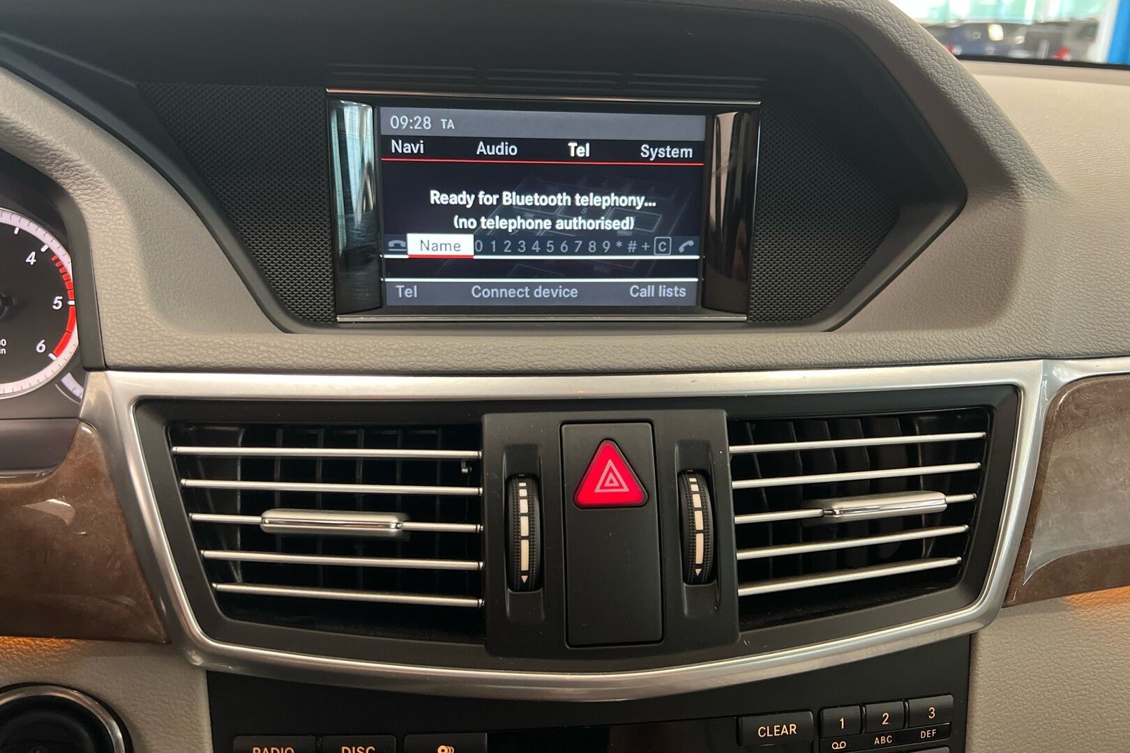 Mercedes-Benz E iso kuva 12