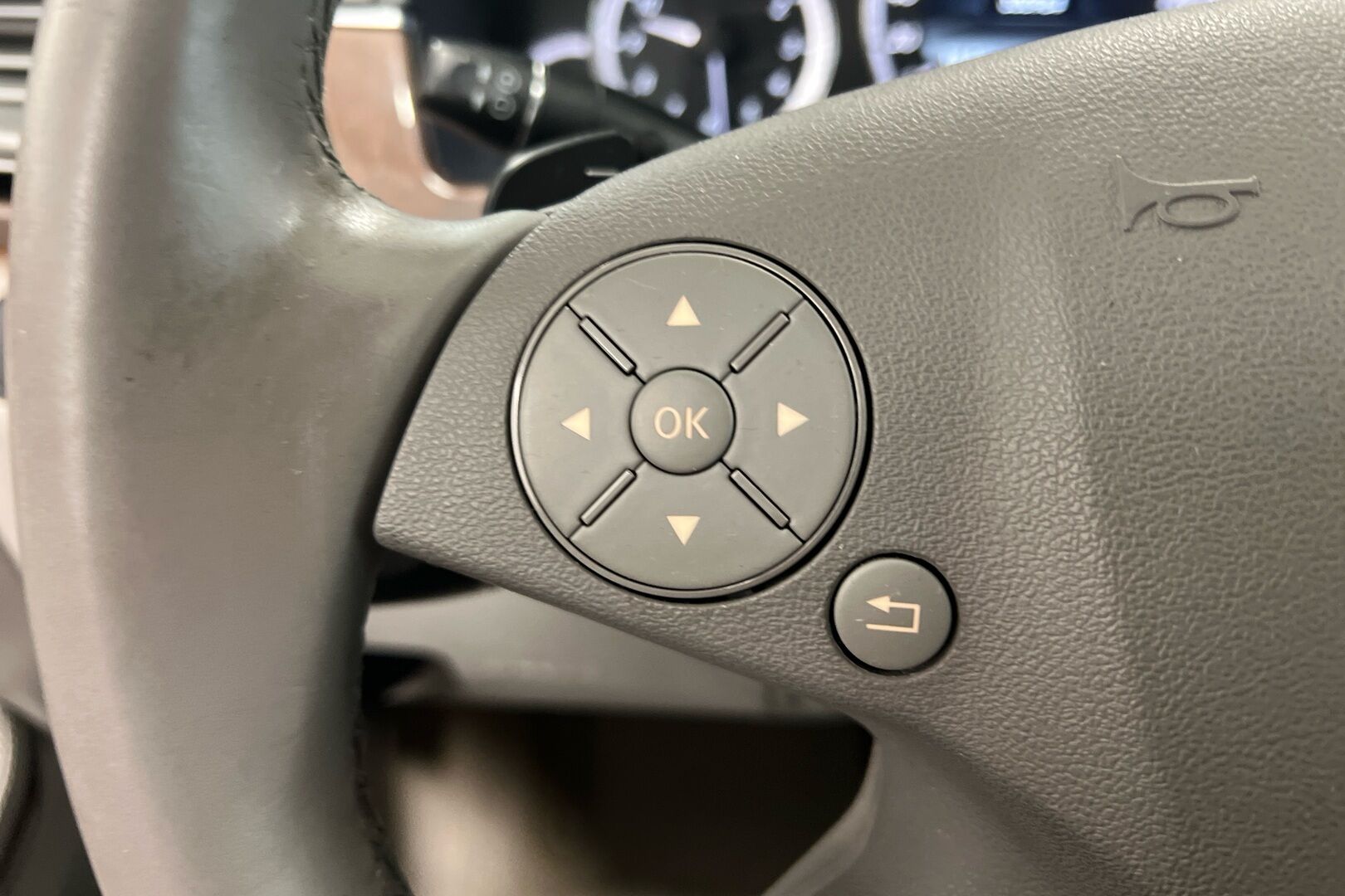 Mercedes-Benz E iso kuva 14