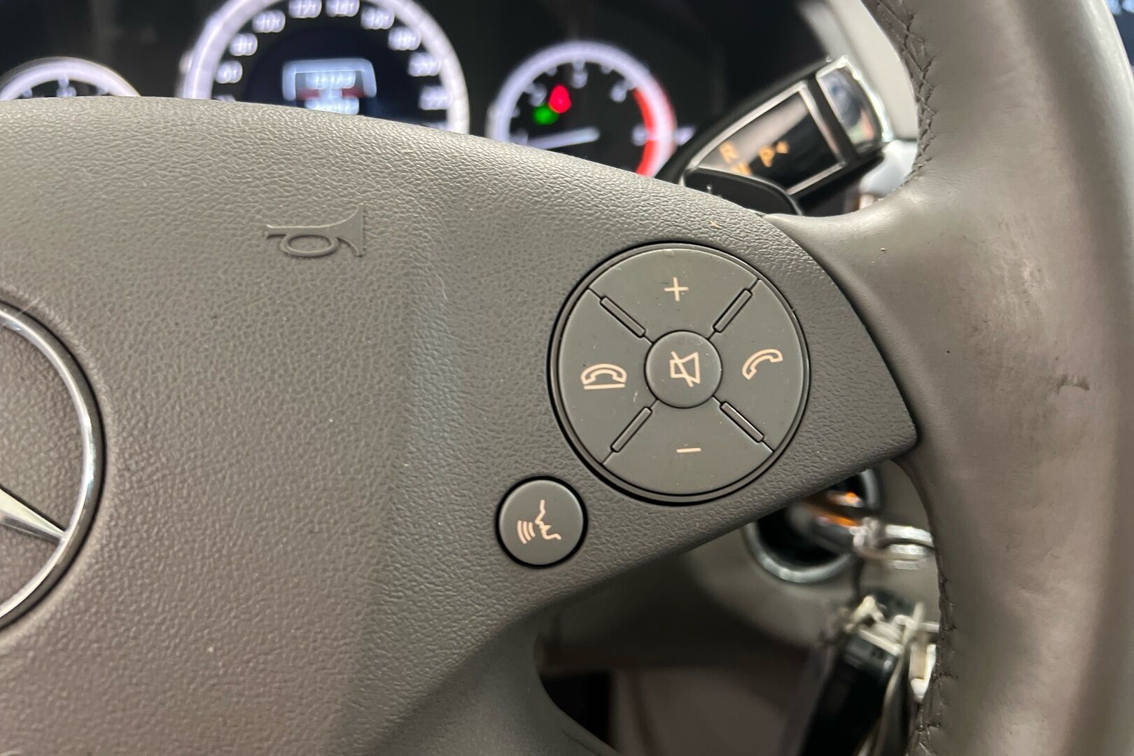 Mercedes-Benz E iso kuva 15