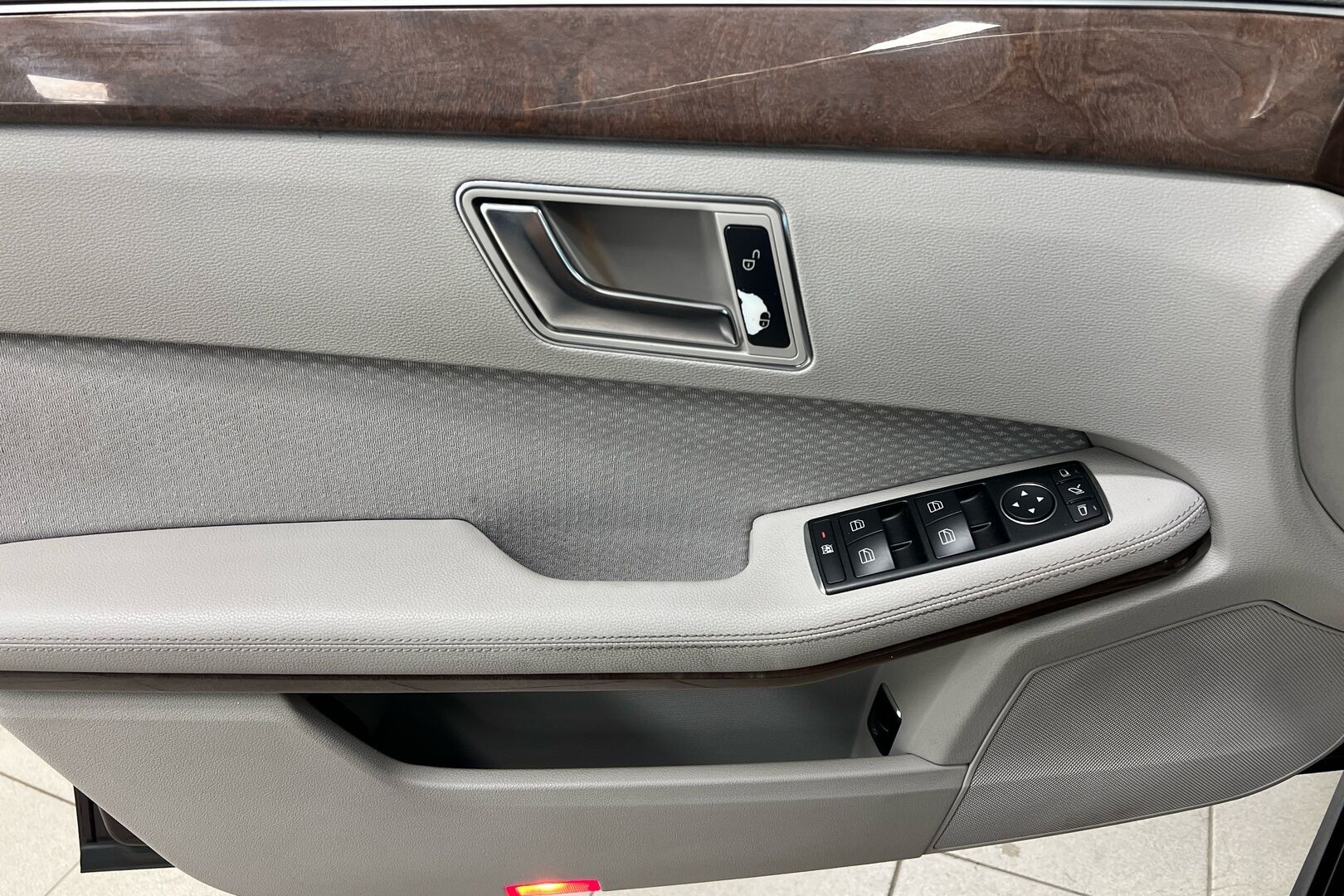 Mercedes-Benz E iso kuva 17