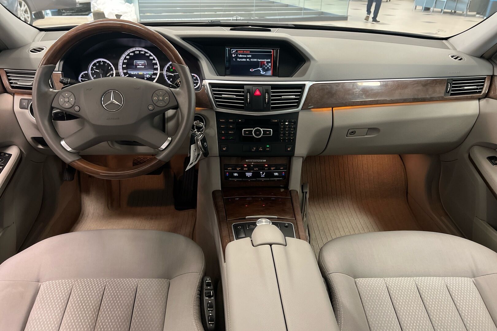 Mercedes-Benz E iso kuva 18