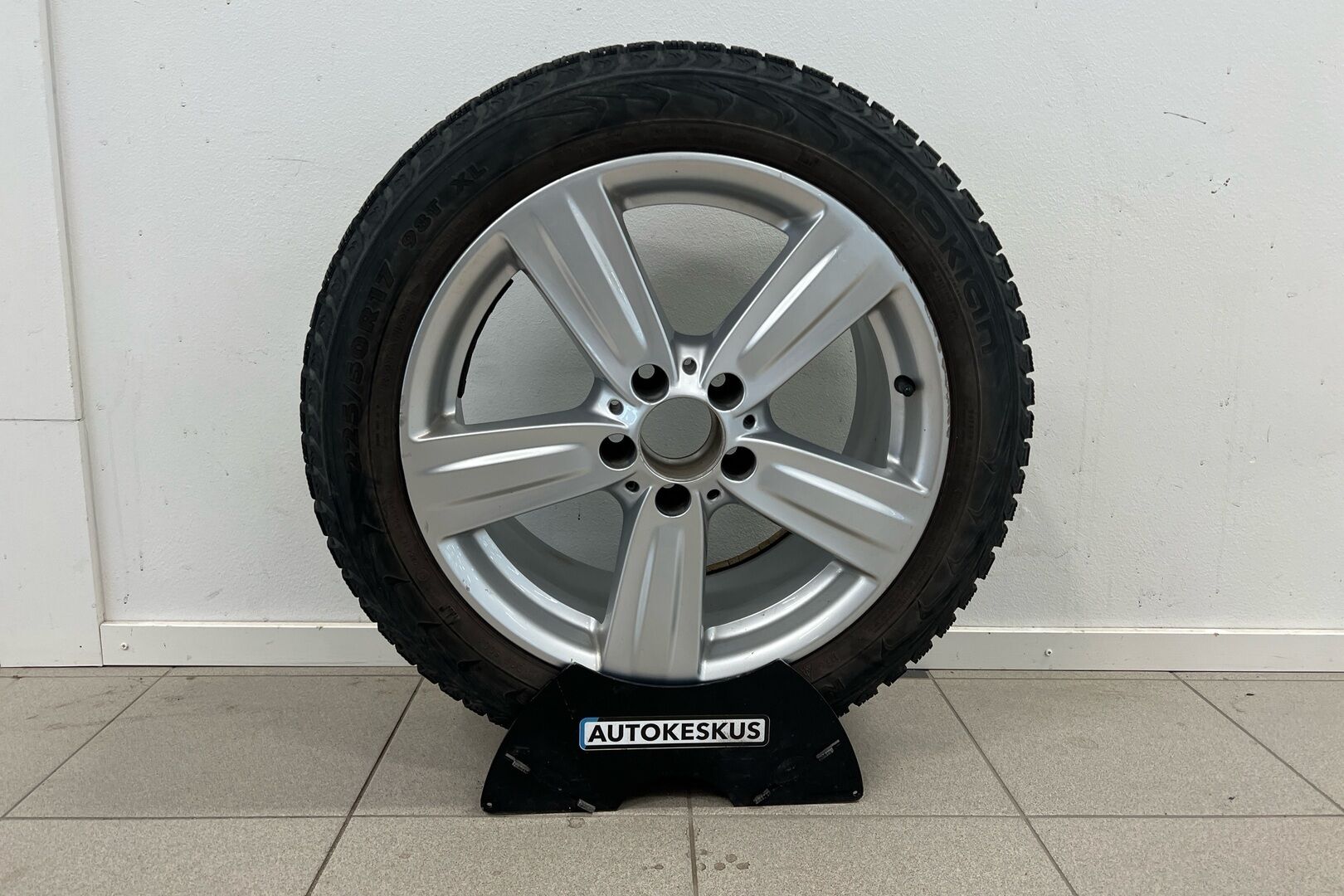 Mercedes-Benz E iso kuva 19