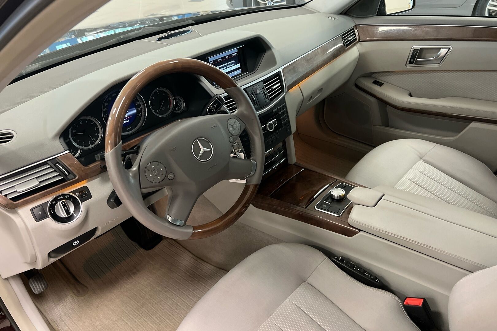 Mercedes-Benz E iso kuva 6