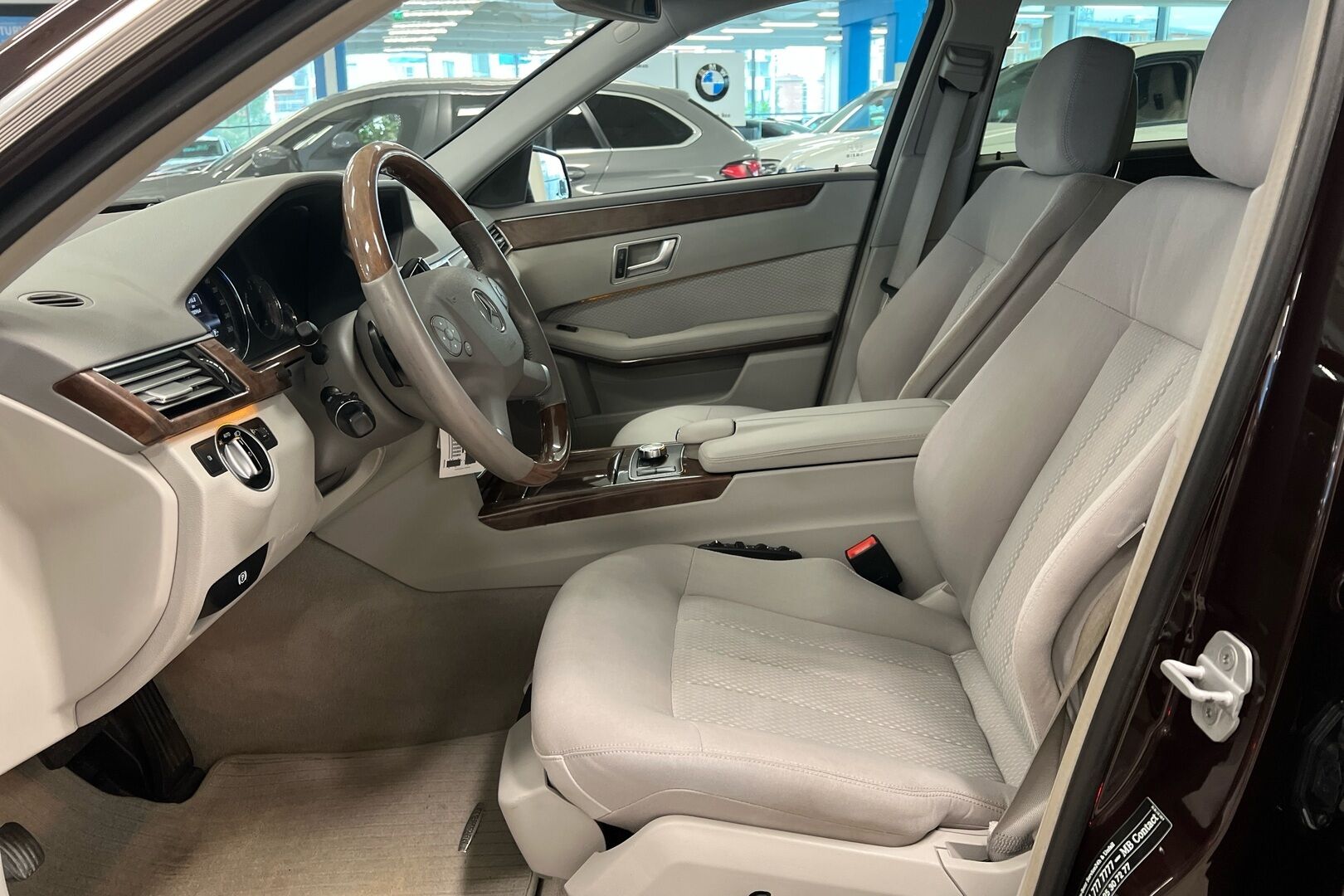Mercedes-Benz E iso kuva 7