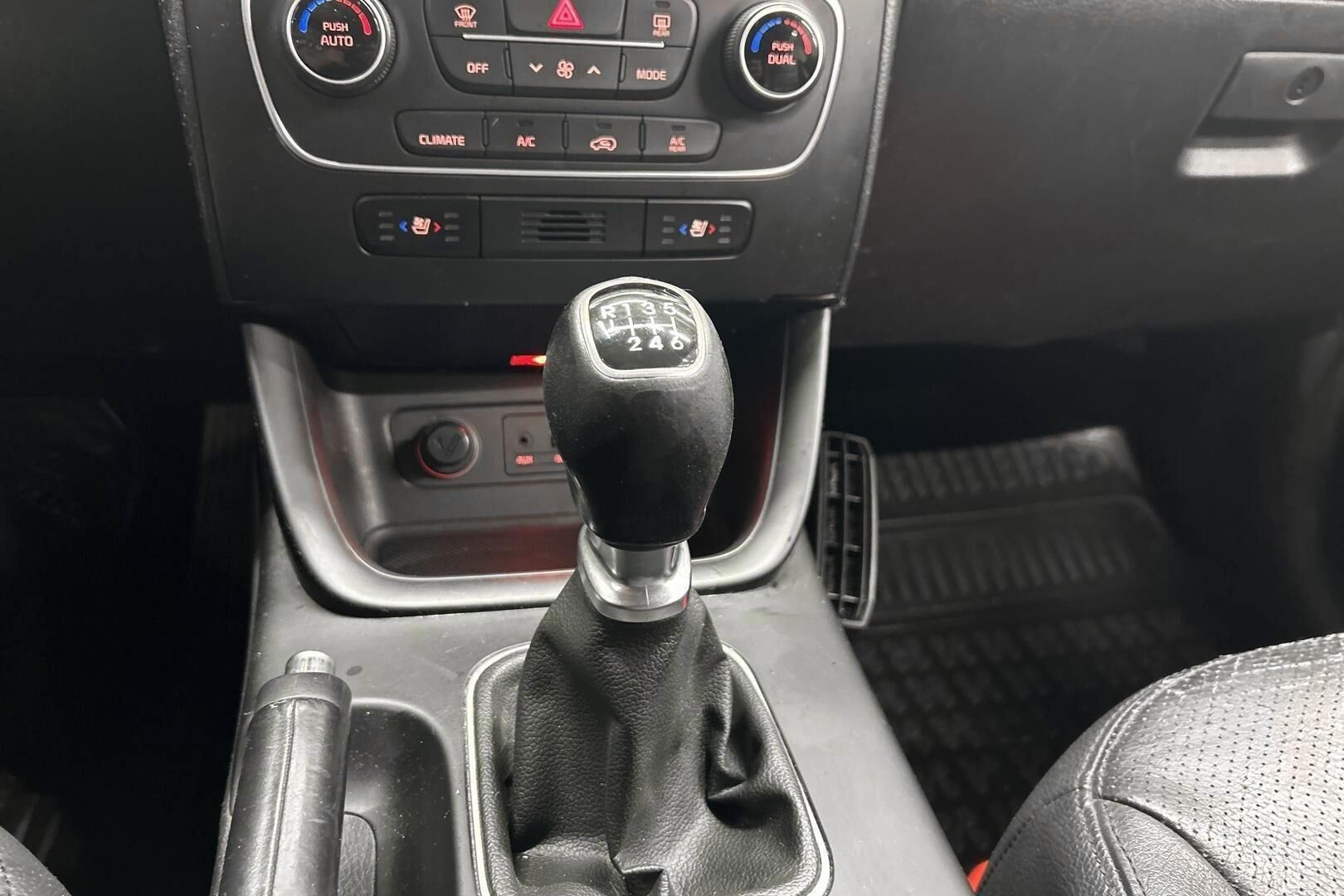 Kia Sorento iso kuva 19