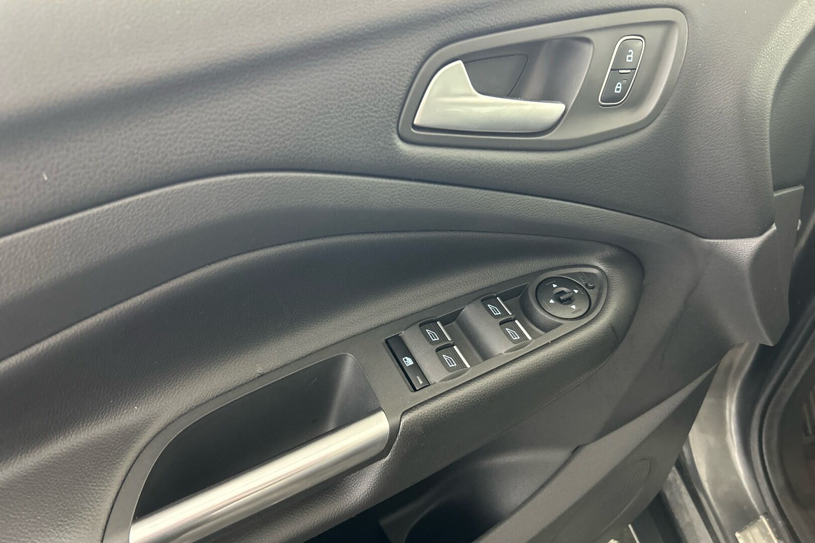 Ford Kuga iso kuva 17