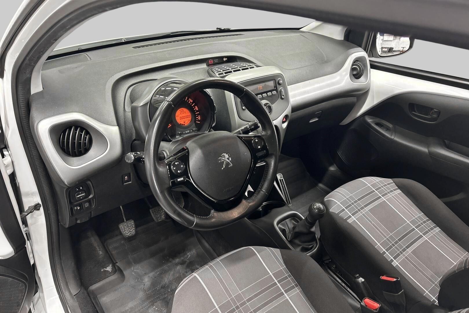 Peugeot 108 iso kuva 8