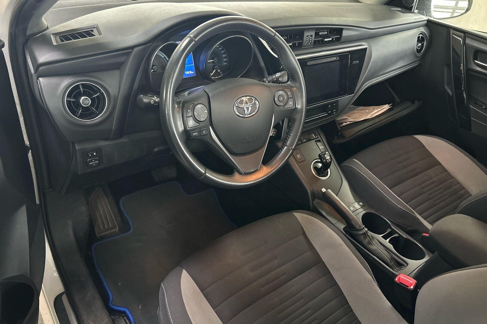 Toyota Auris iso kuva 1