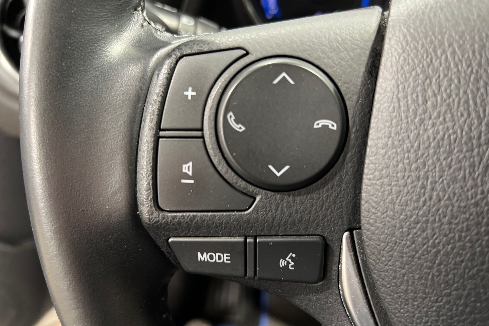 Toyota Auris iso kuva 11