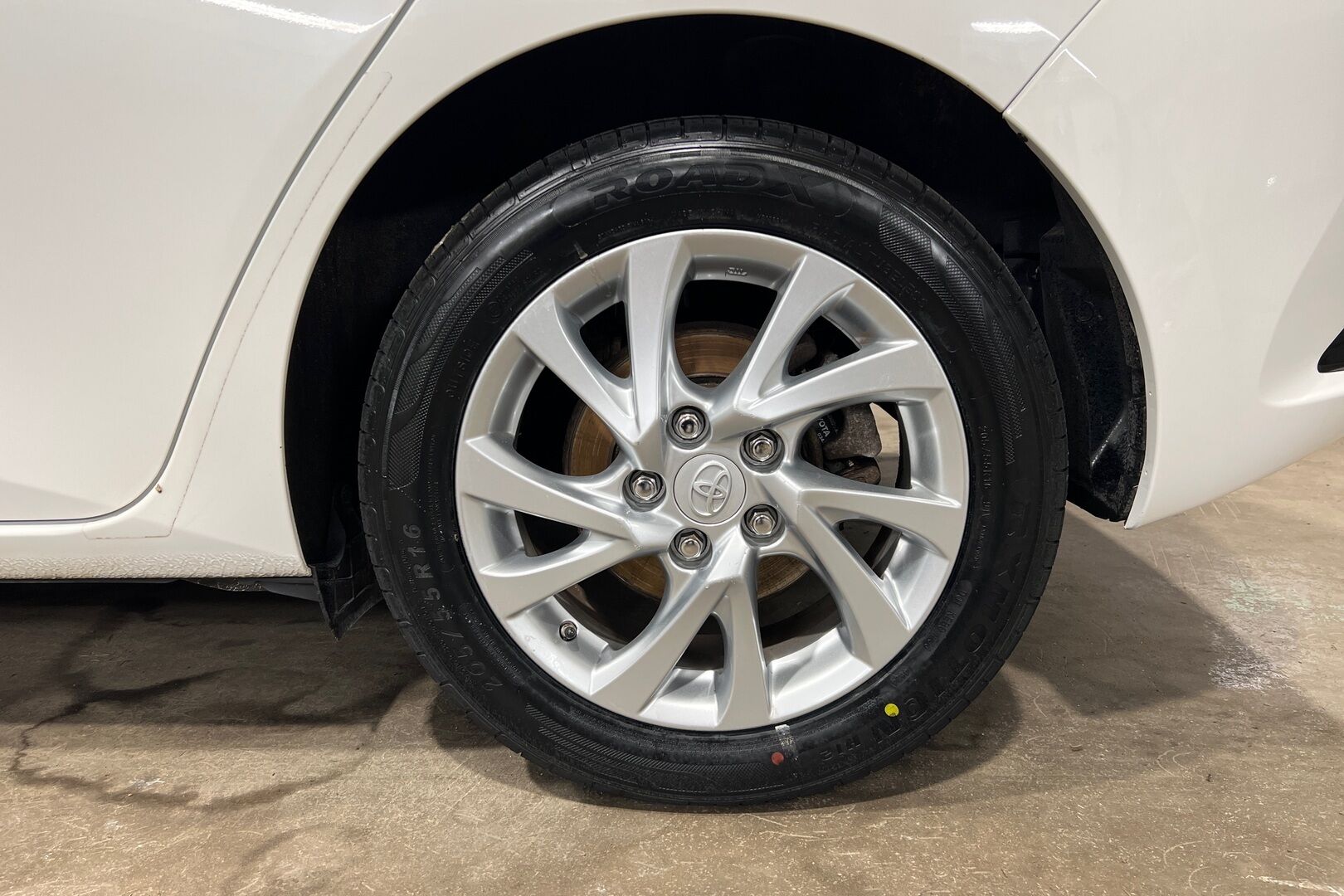 Toyota Auris iso kuva 12