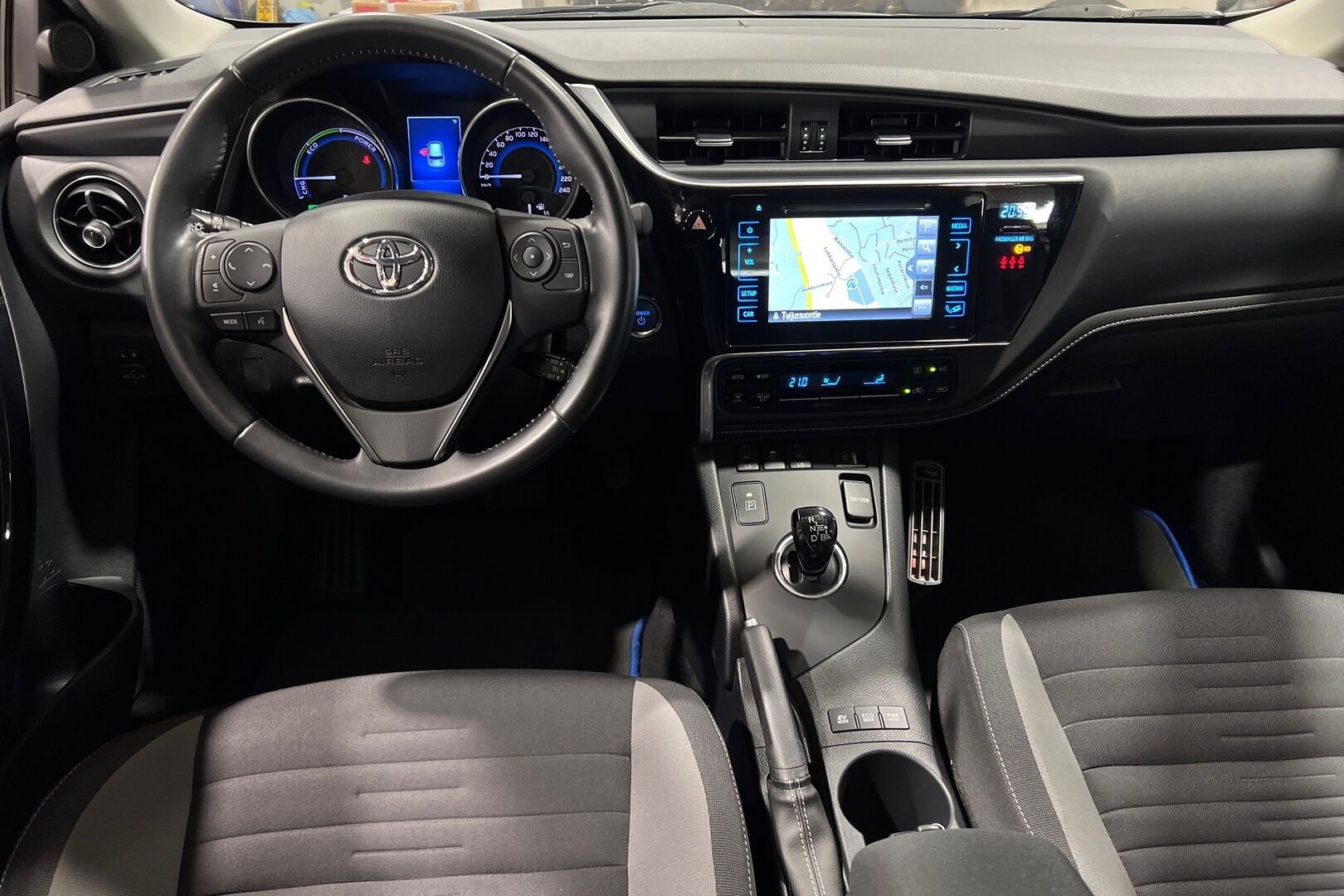 Toyota Auris iso kuva 6