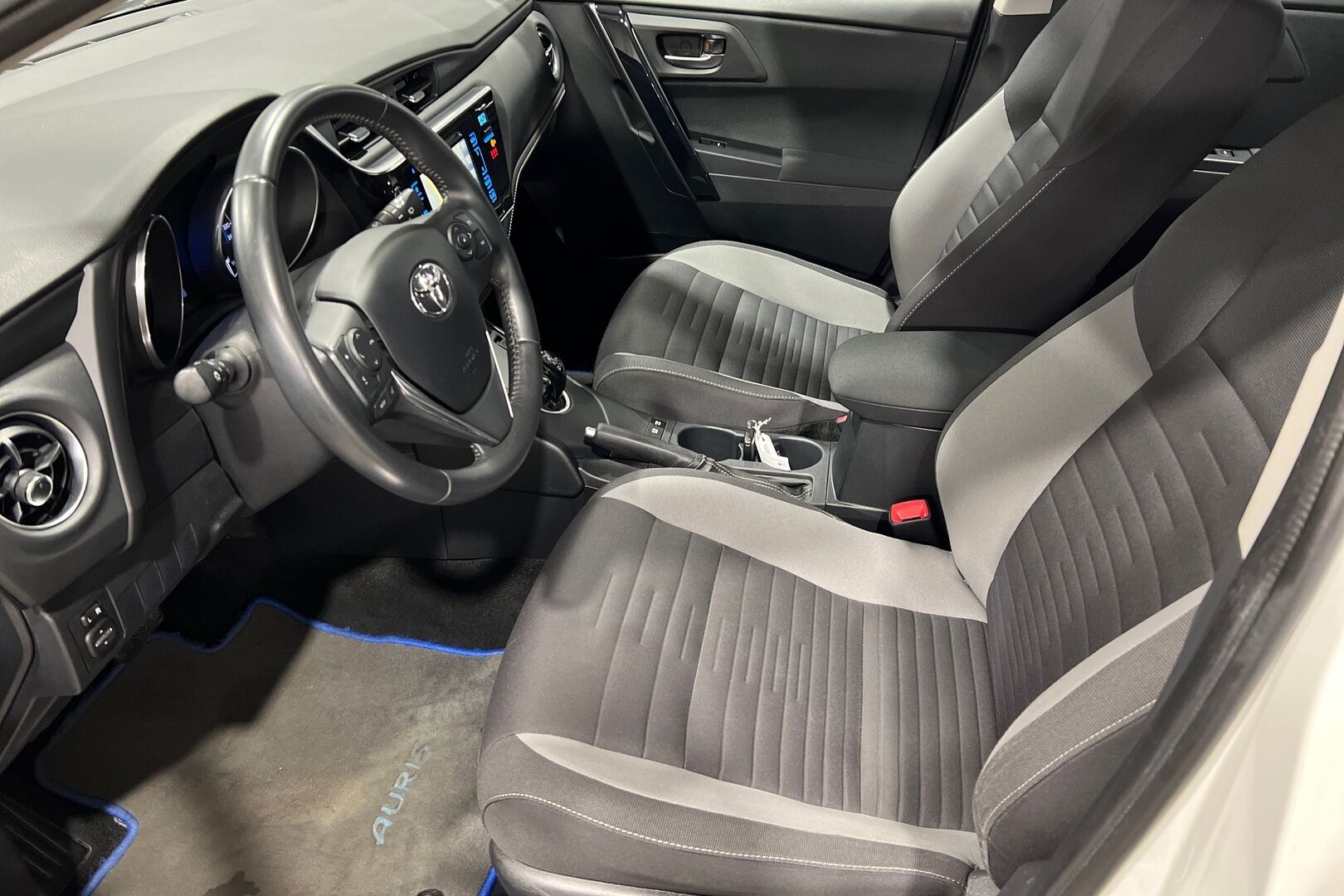 Toyota Auris iso kuva 7