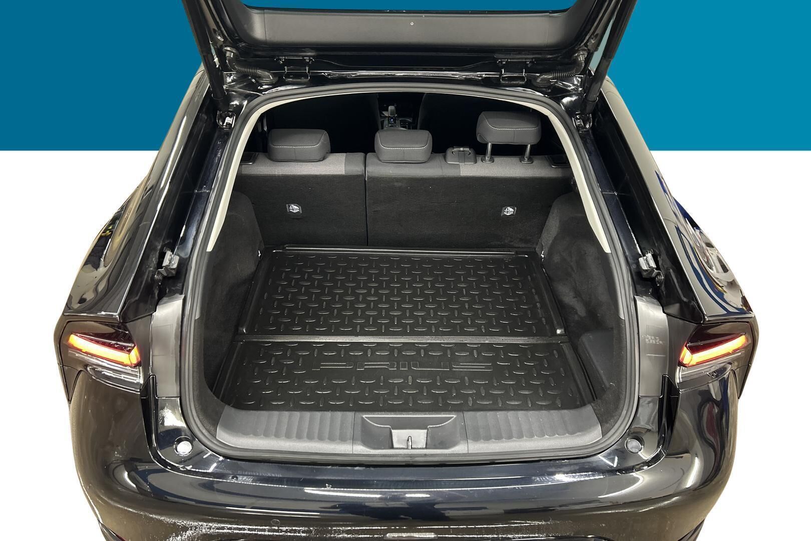 Toyota Prius Plug-in iso kuva 19