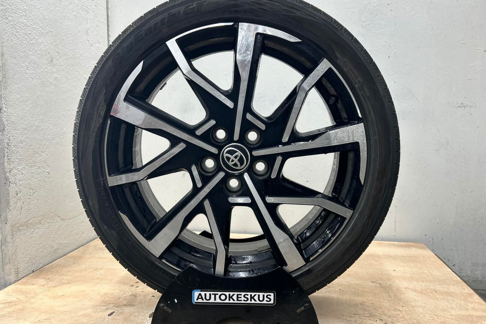 Toyota Prius Plug-in iso kuva 4