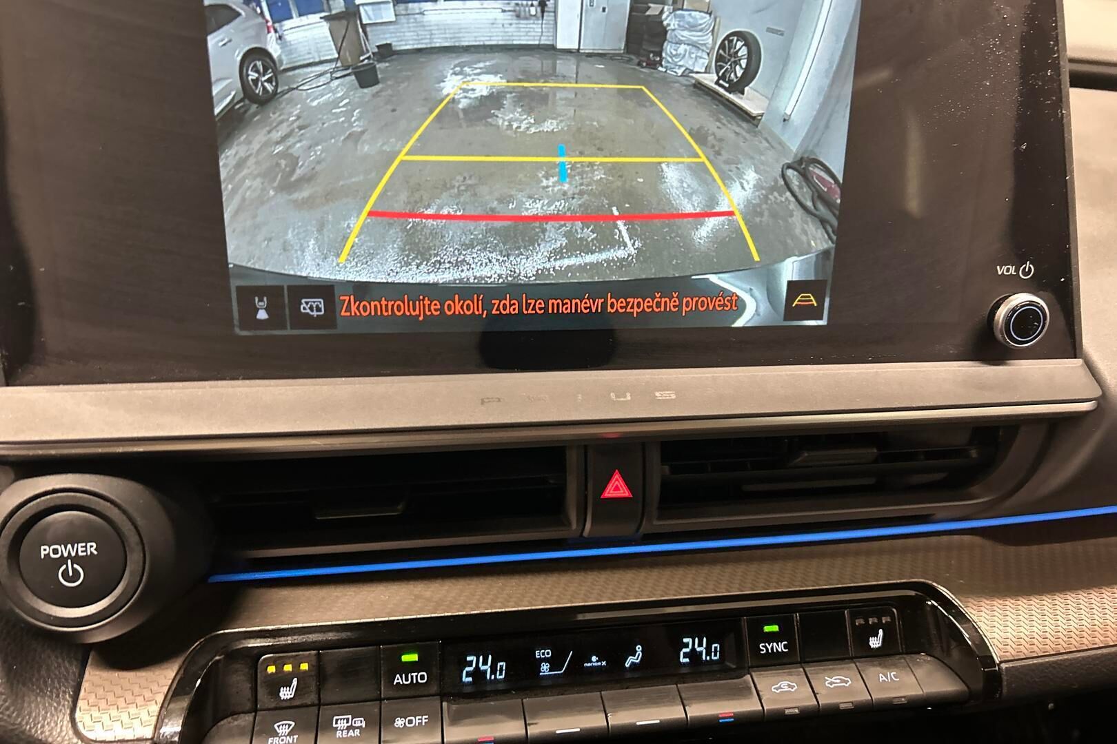 Toyota Prius Plug-in iso kuva 22