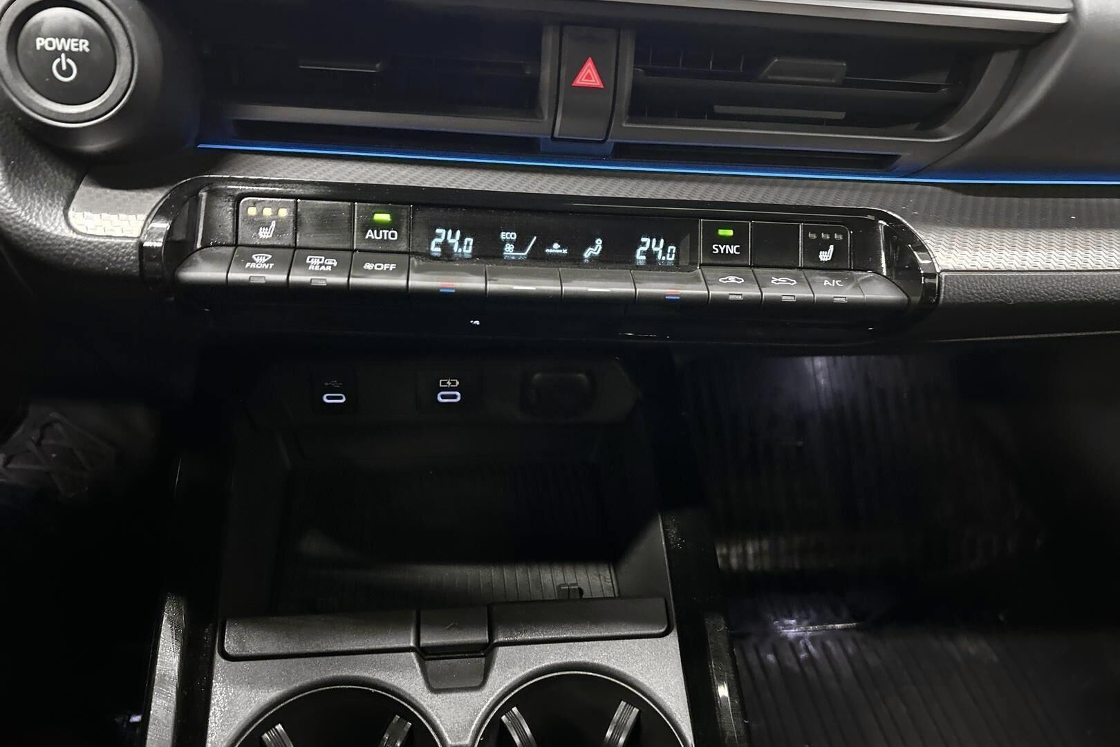 Toyota Prius Plug-in iso kuva 23