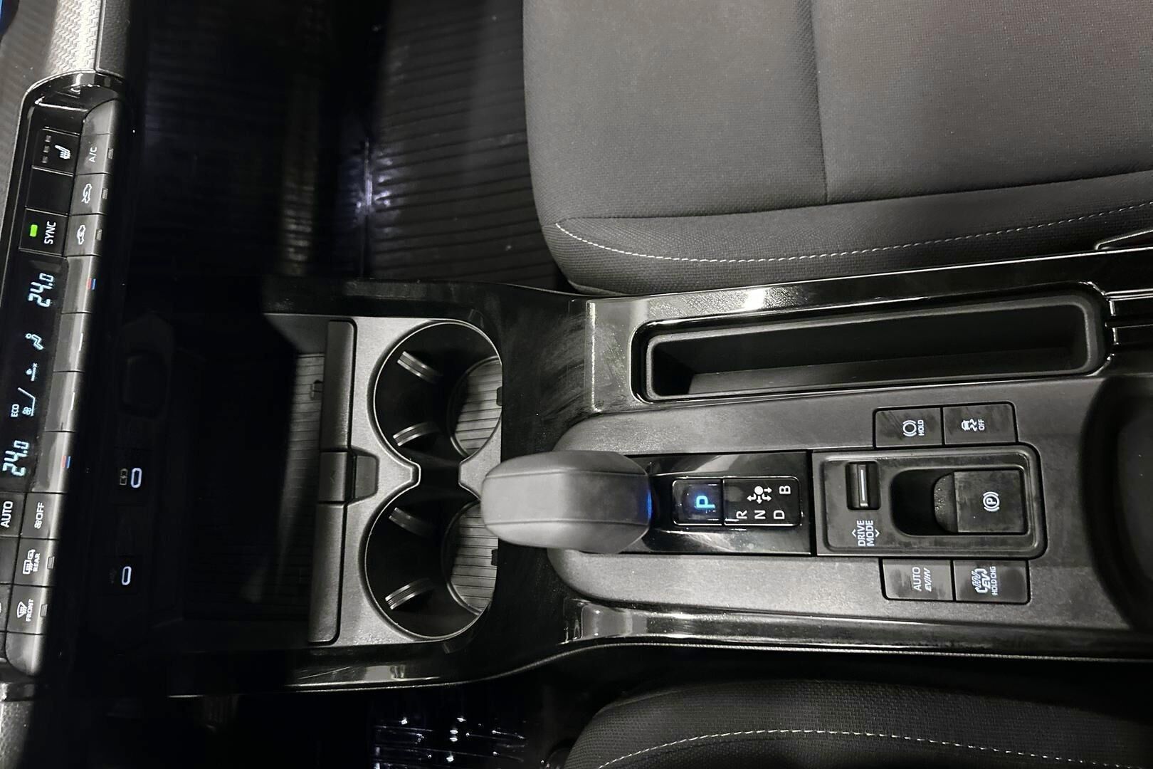 Toyota Prius Plug-in iso kuva 7