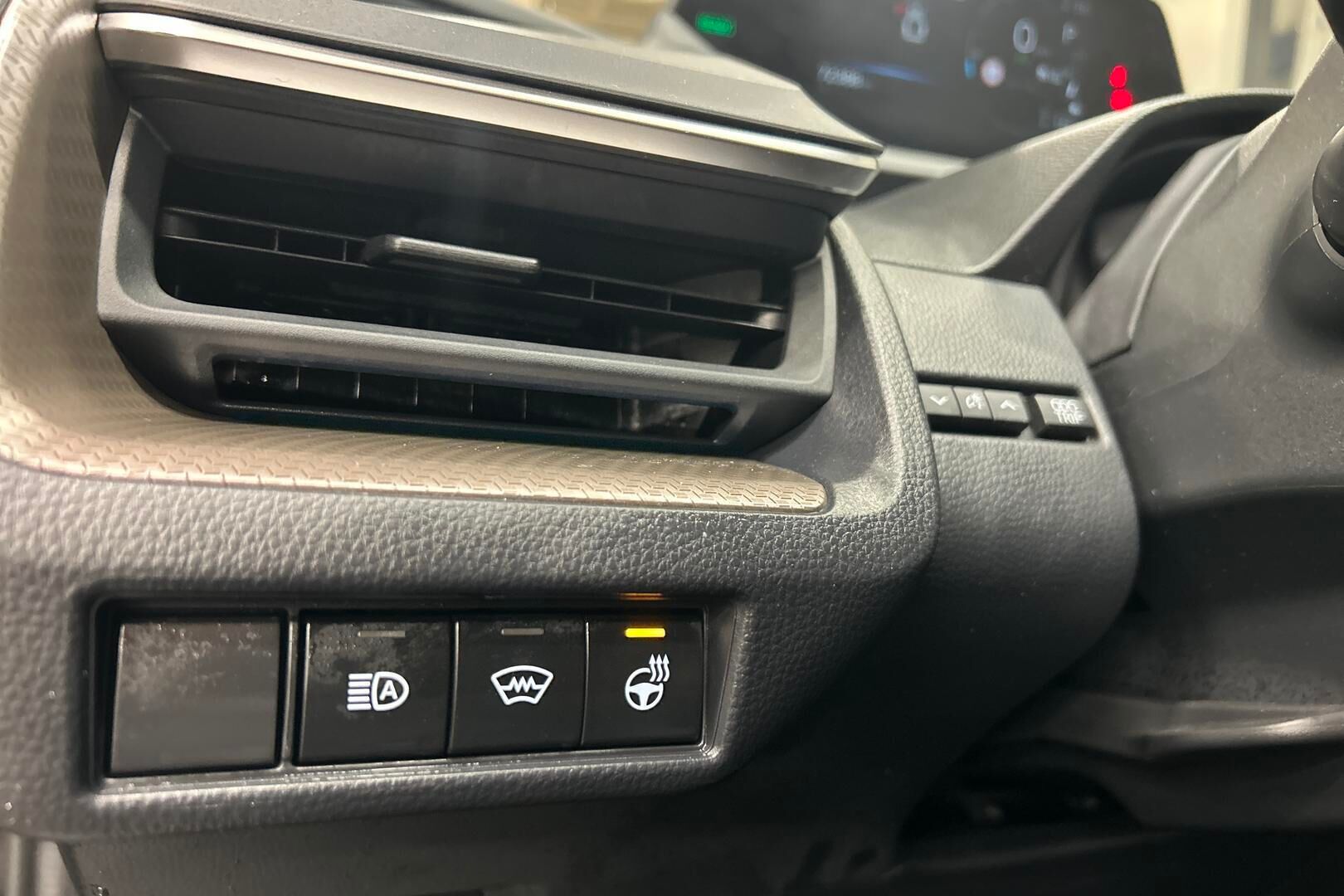 Toyota Prius Plug-in iso kuva 8