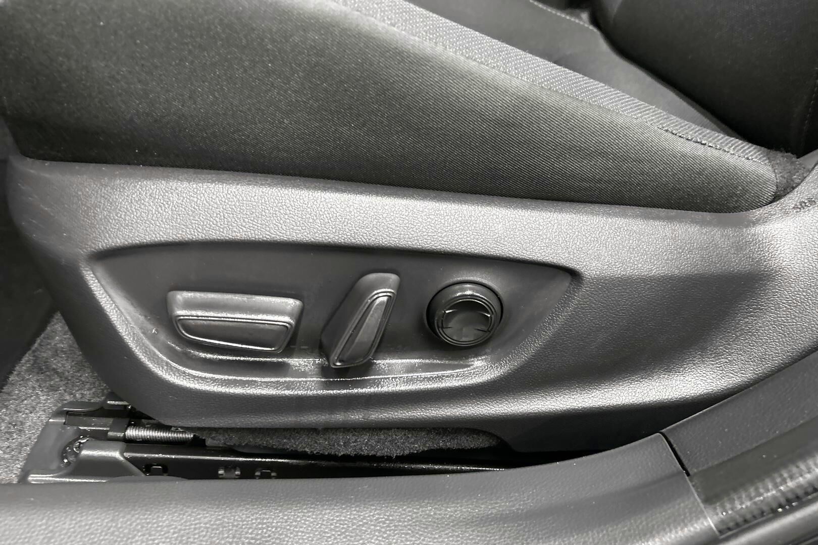 Toyota Prius Plug-in iso kuva 10