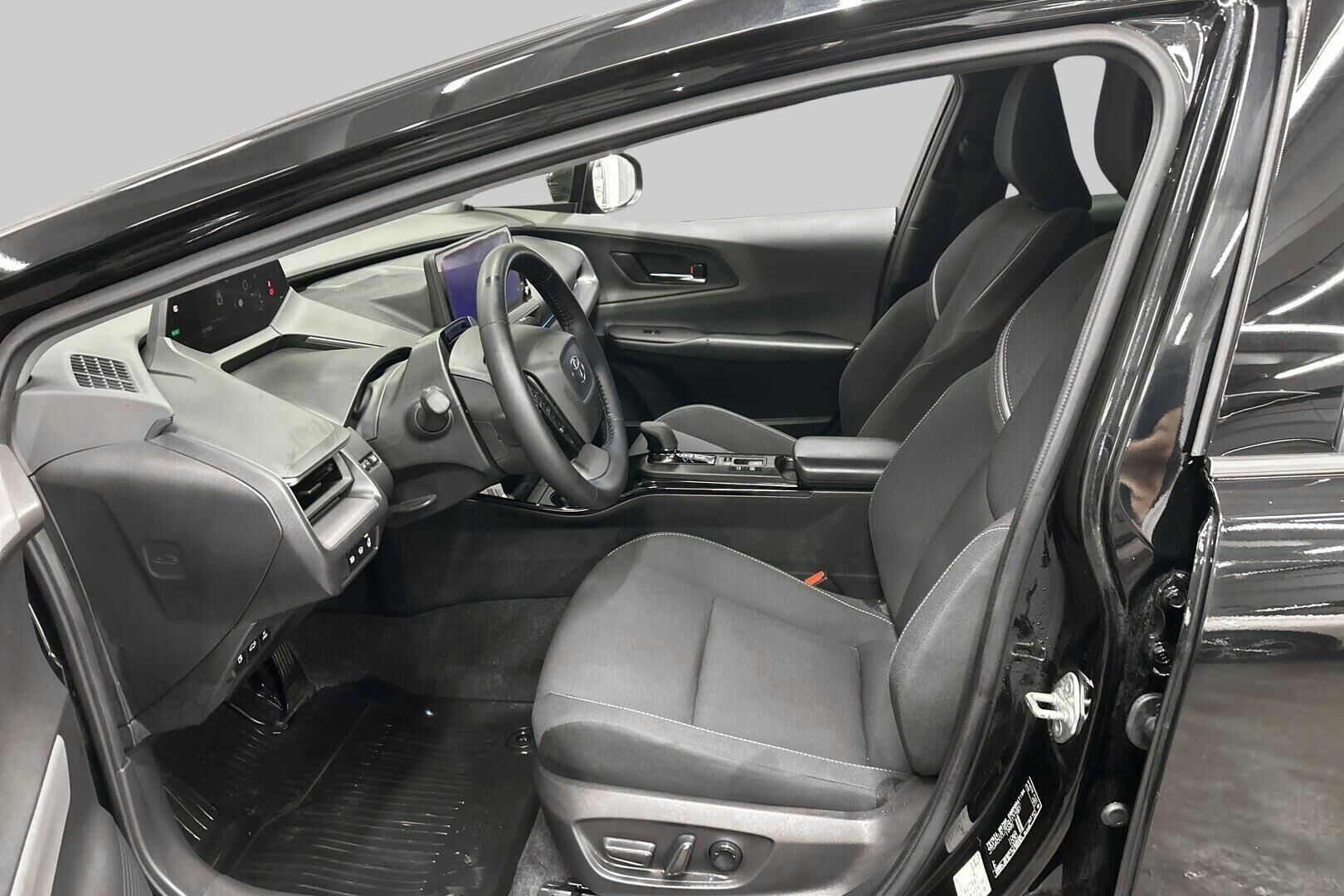 Toyota Prius Plug-in iso kuva 16