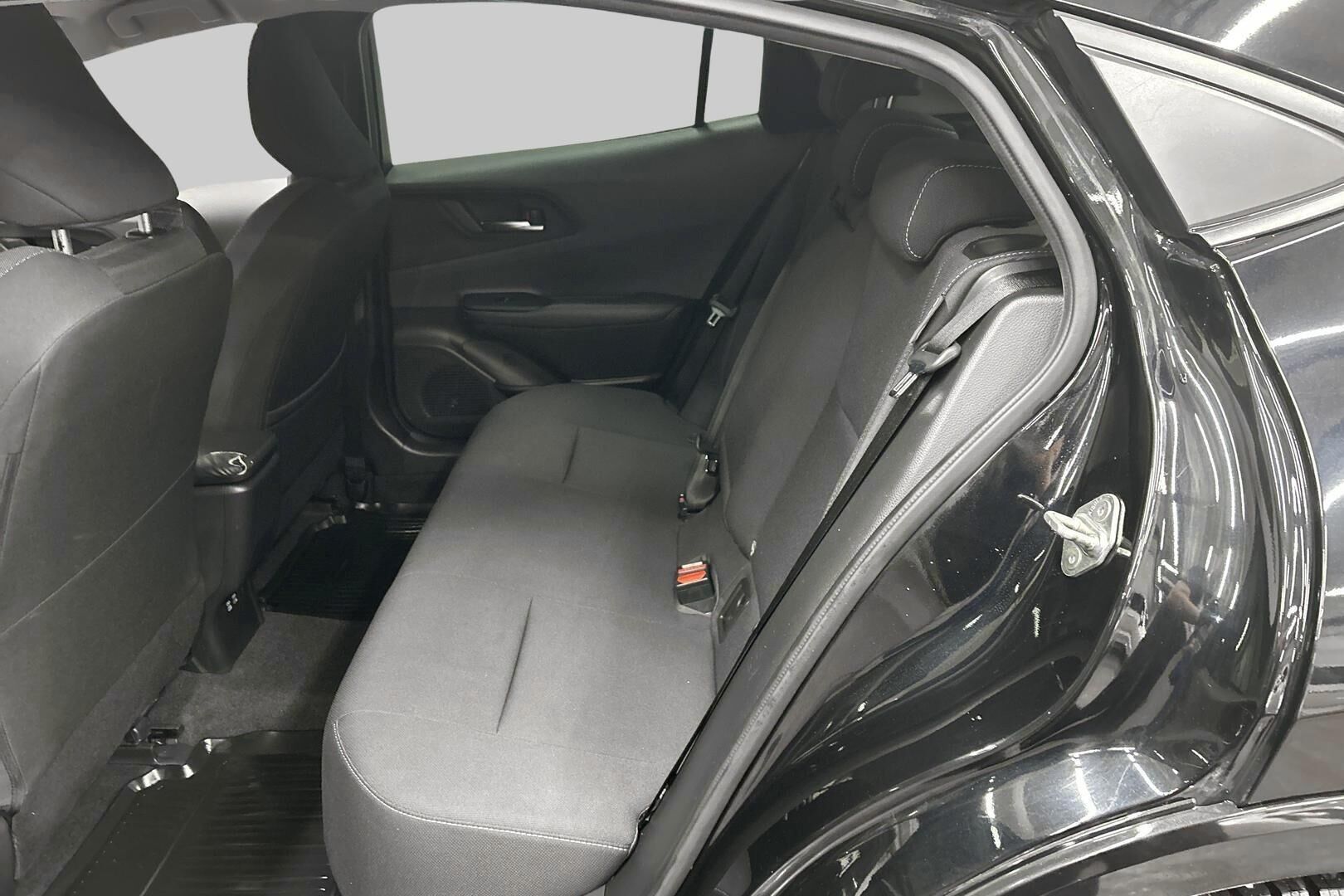 Toyota Prius Plug-in iso kuva 17