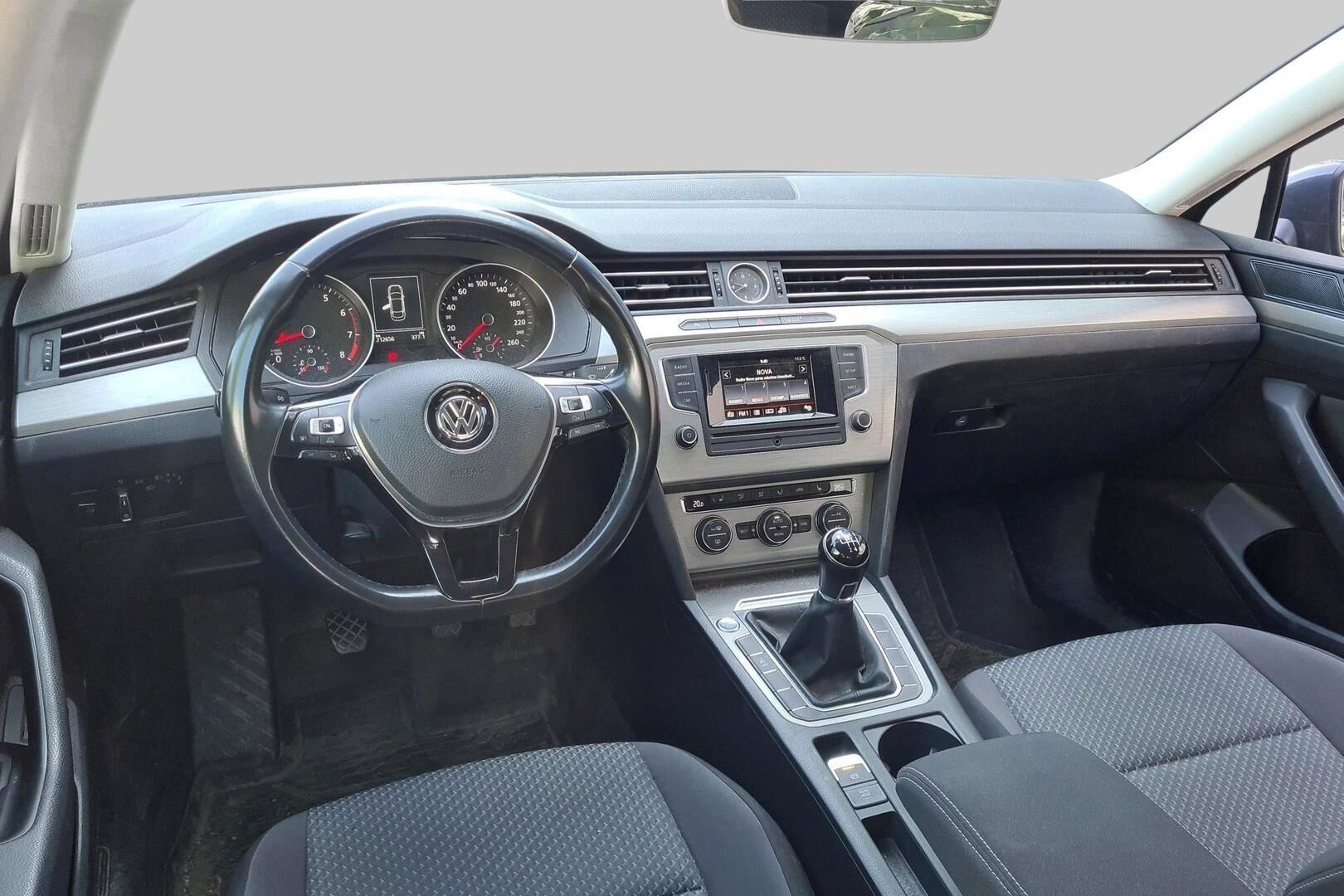 Volkswagen Passat iso kuva 2