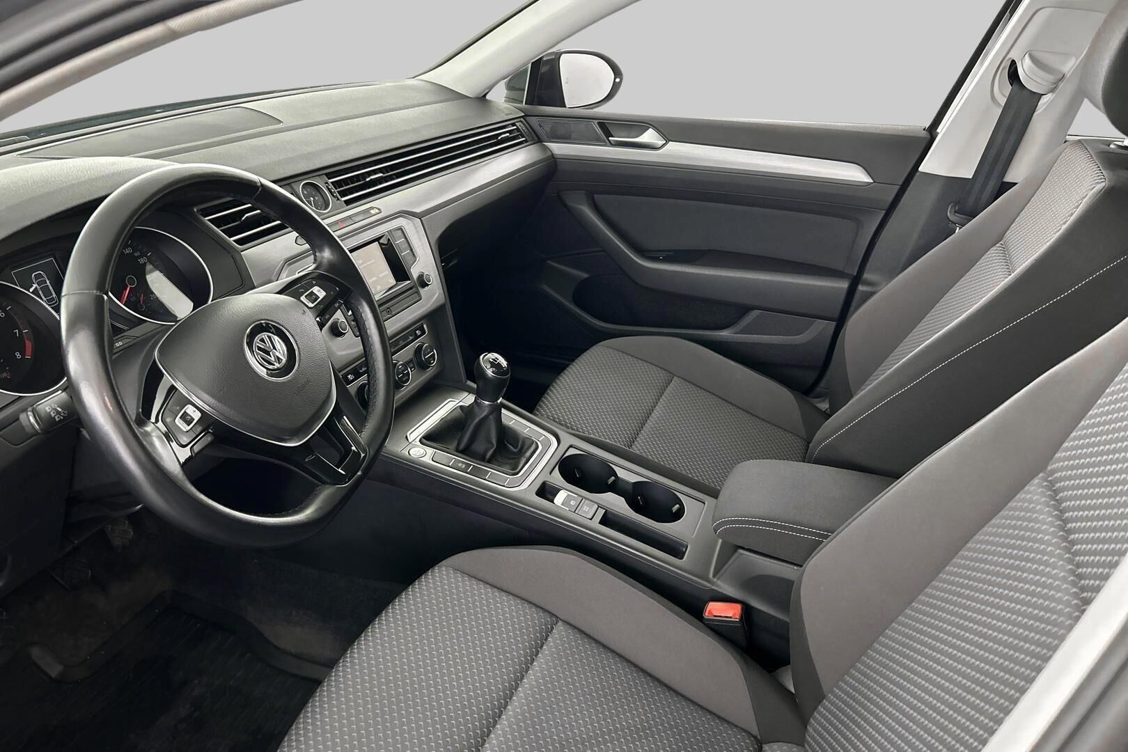 Volkswagen Passat iso kuva 9