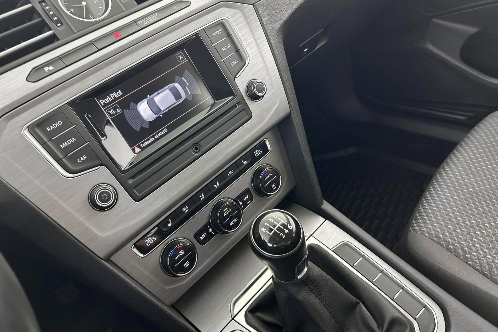 Volkswagen Passat iso kuva 27