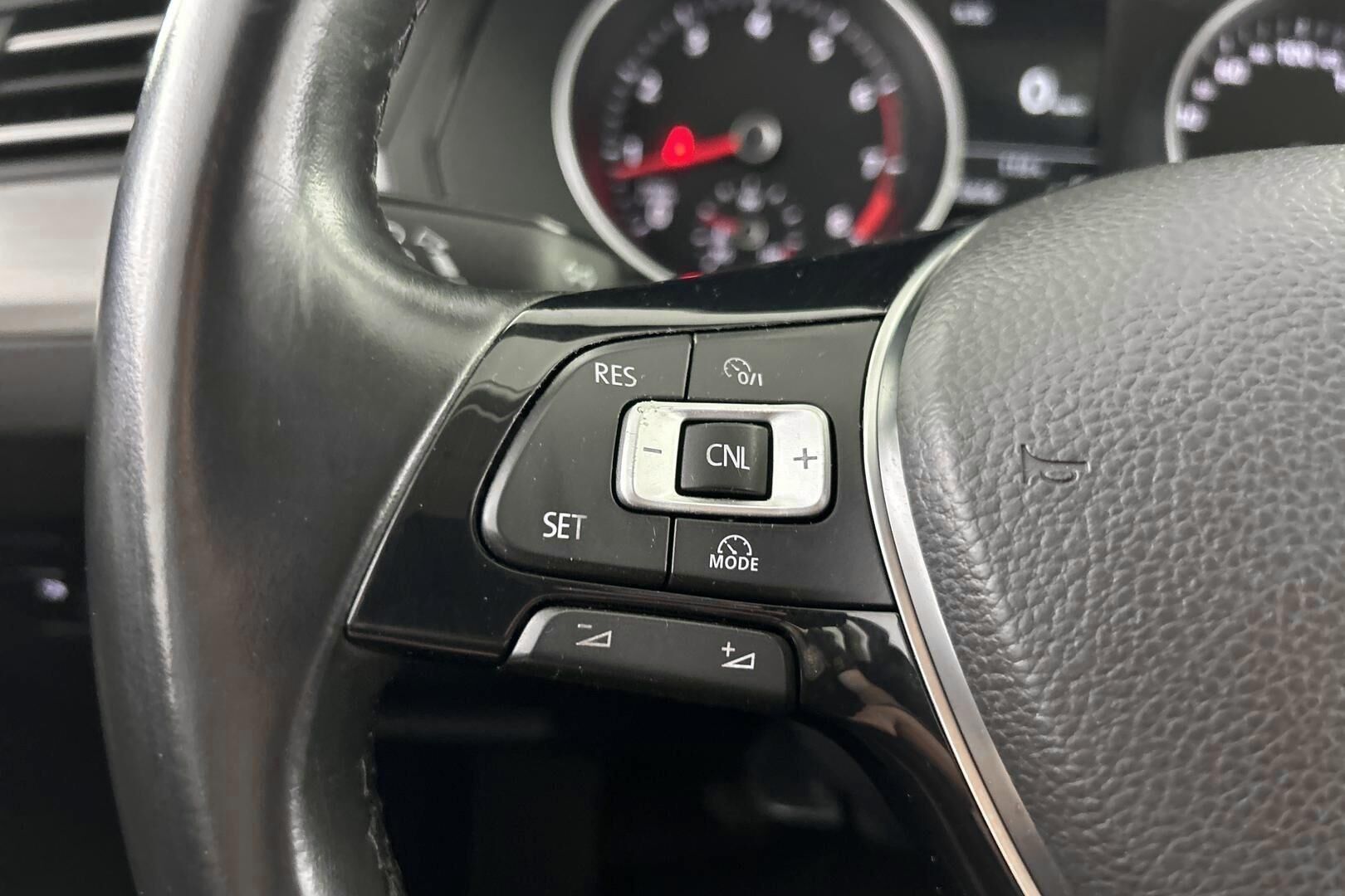 Volkswagen Passat iso kuva 20