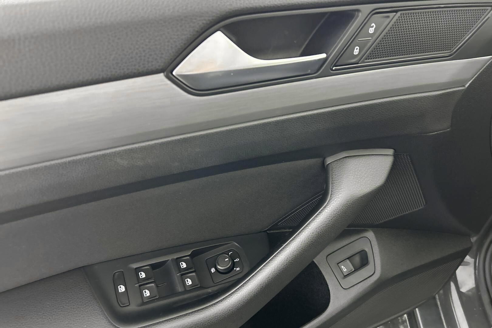 Volkswagen Passat iso kuva 23