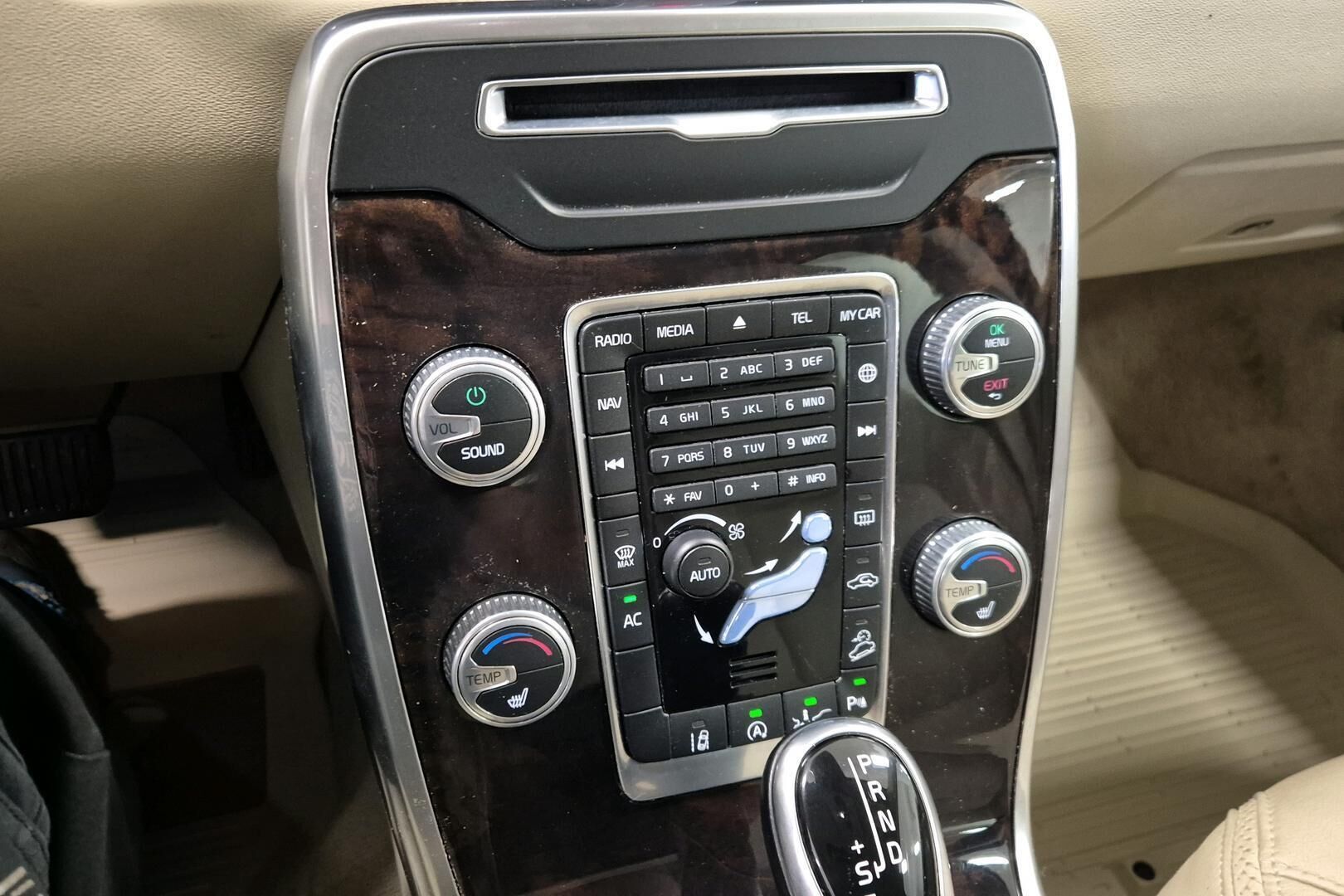 Volvo XC70 iso kuva 16