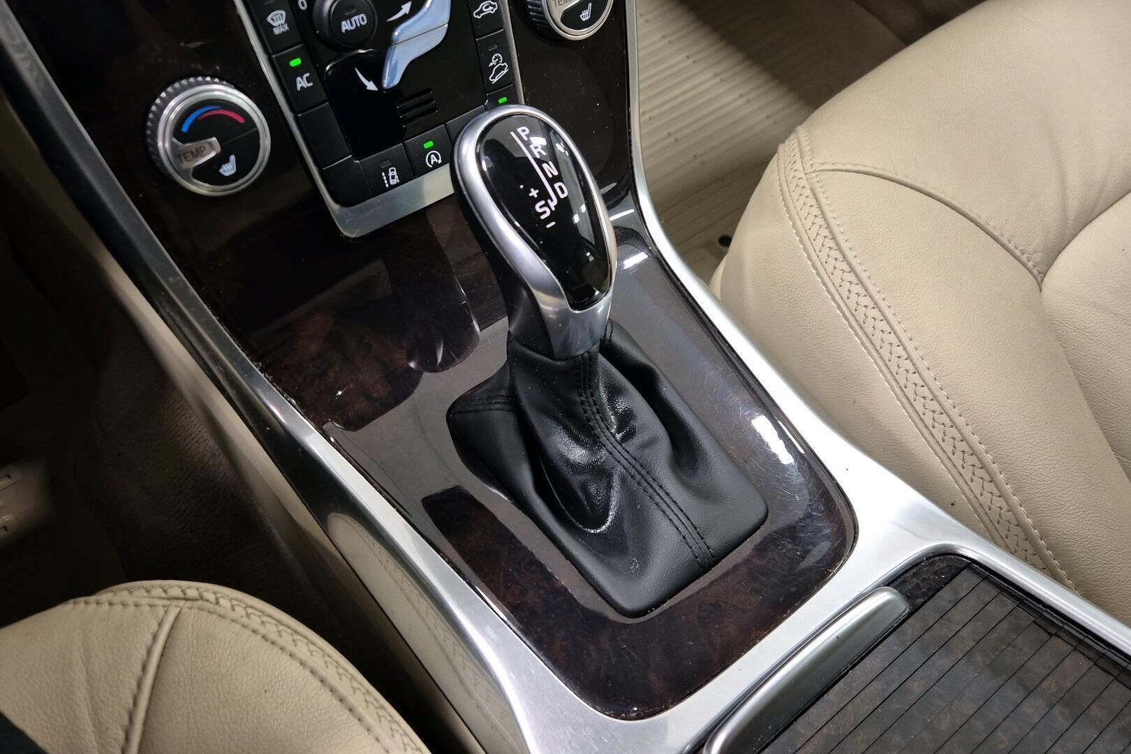 Volvo XC70 iso kuva 17