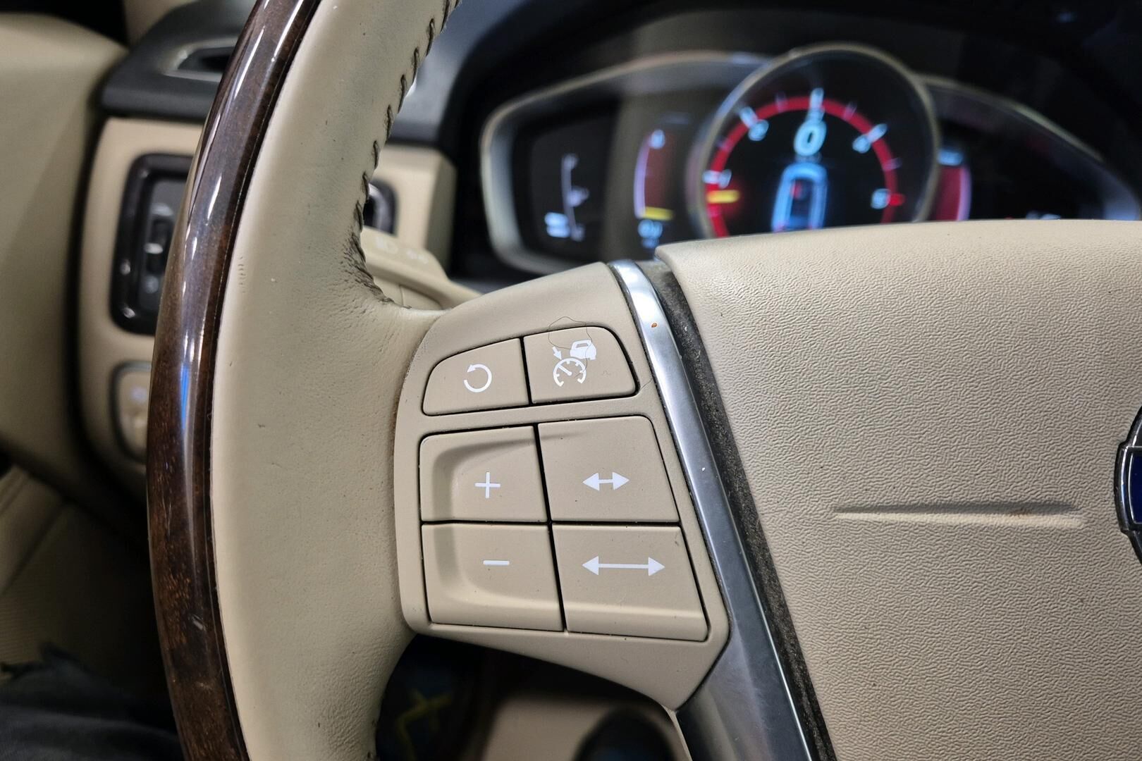 Volvo XC70 iso kuva 19