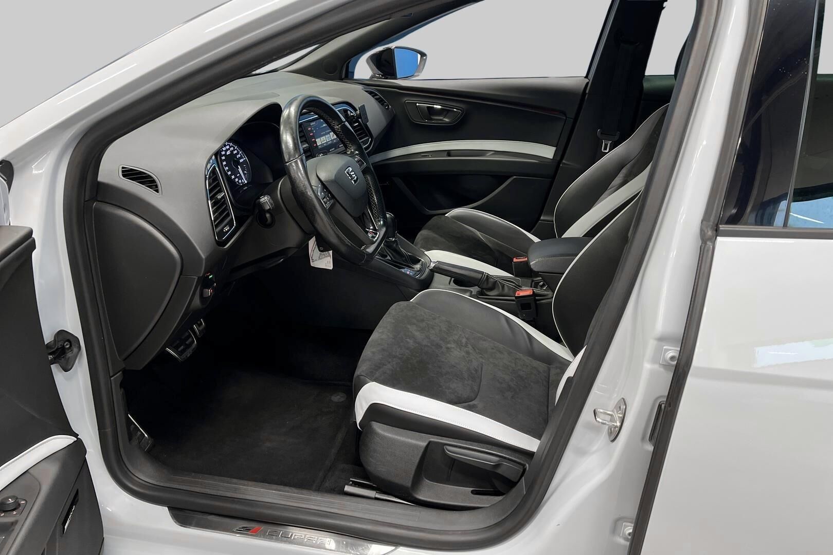 Seat Leon ST iso kuva 9