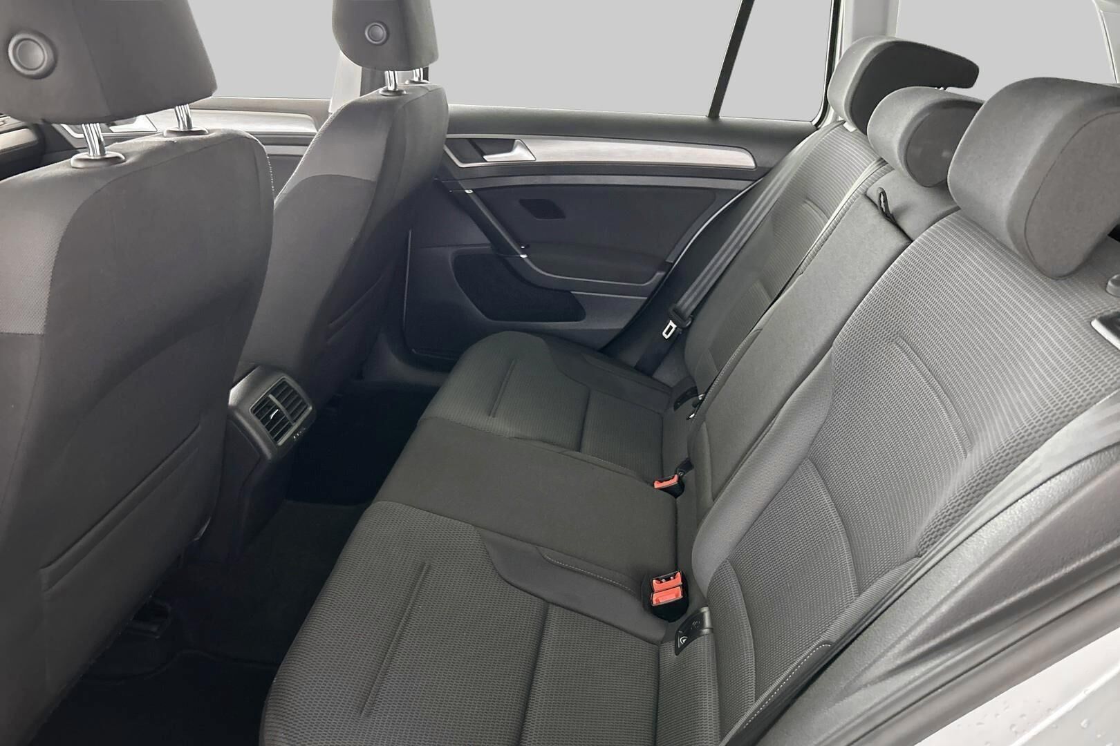 Volkswagen Golf iso kuva 10