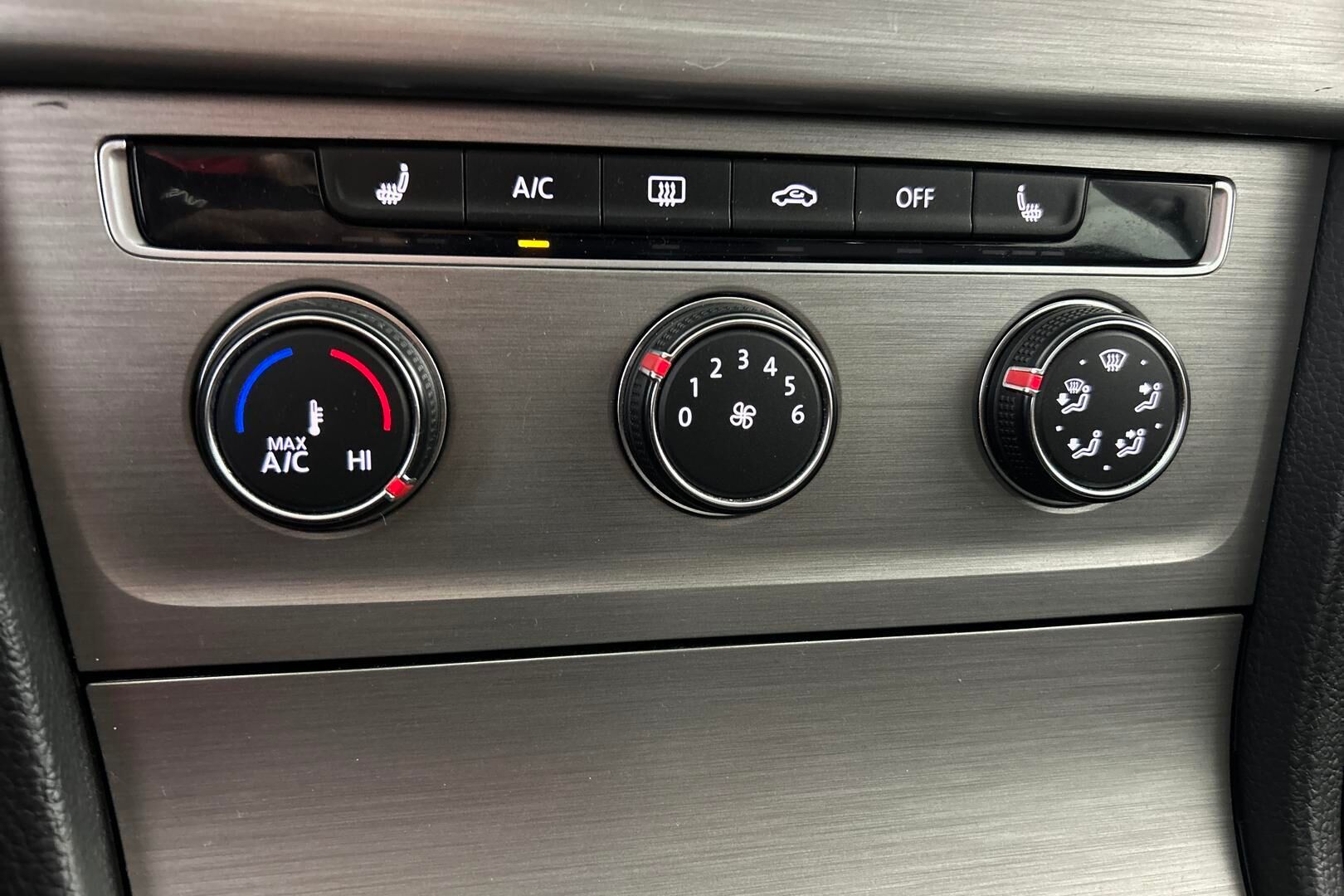 Volkswagen Golf iso kuva 18