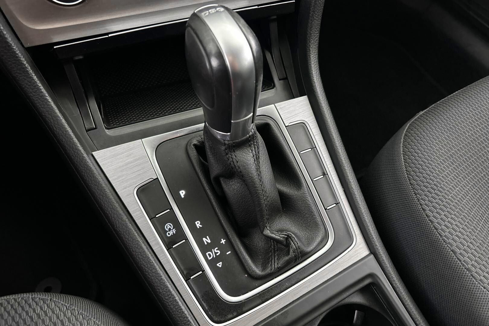 Volkswagen Golf iso kuva 20