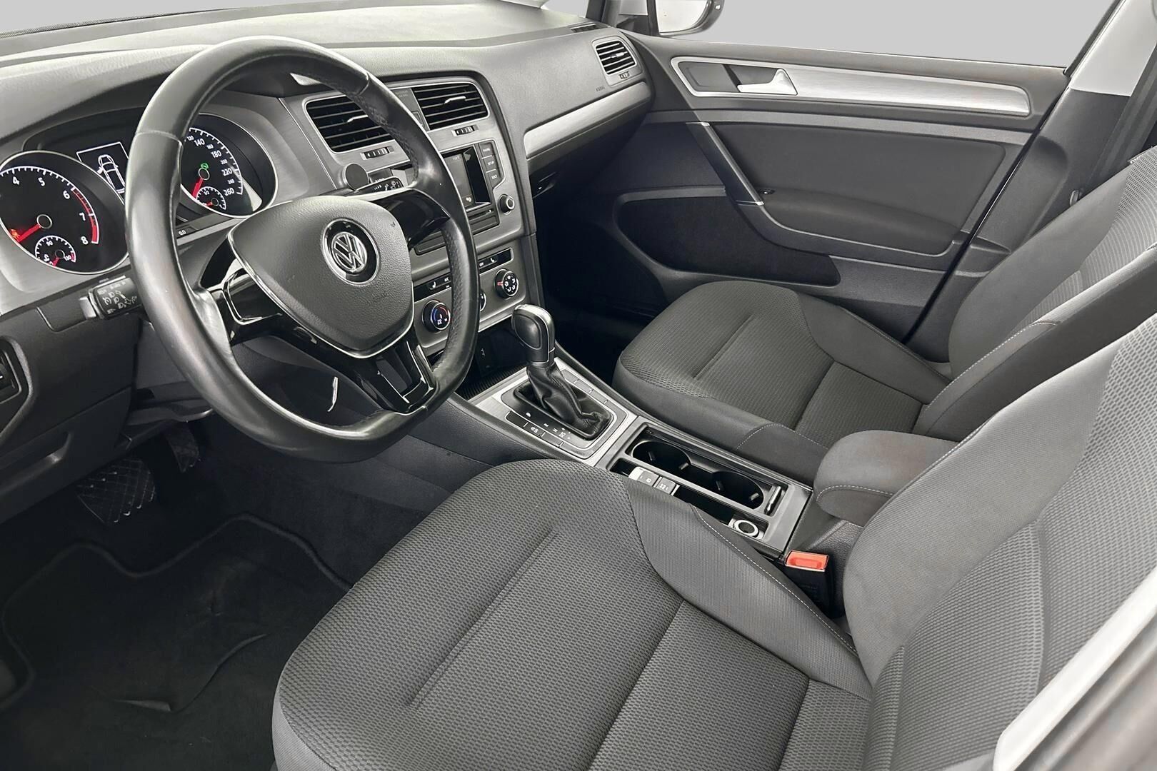 Volkswagen Golf iso kuva 9
