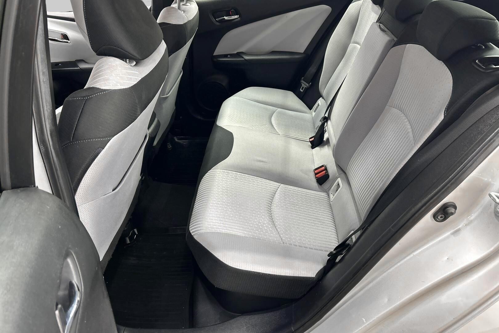 Toyota Prius iso kuva 10