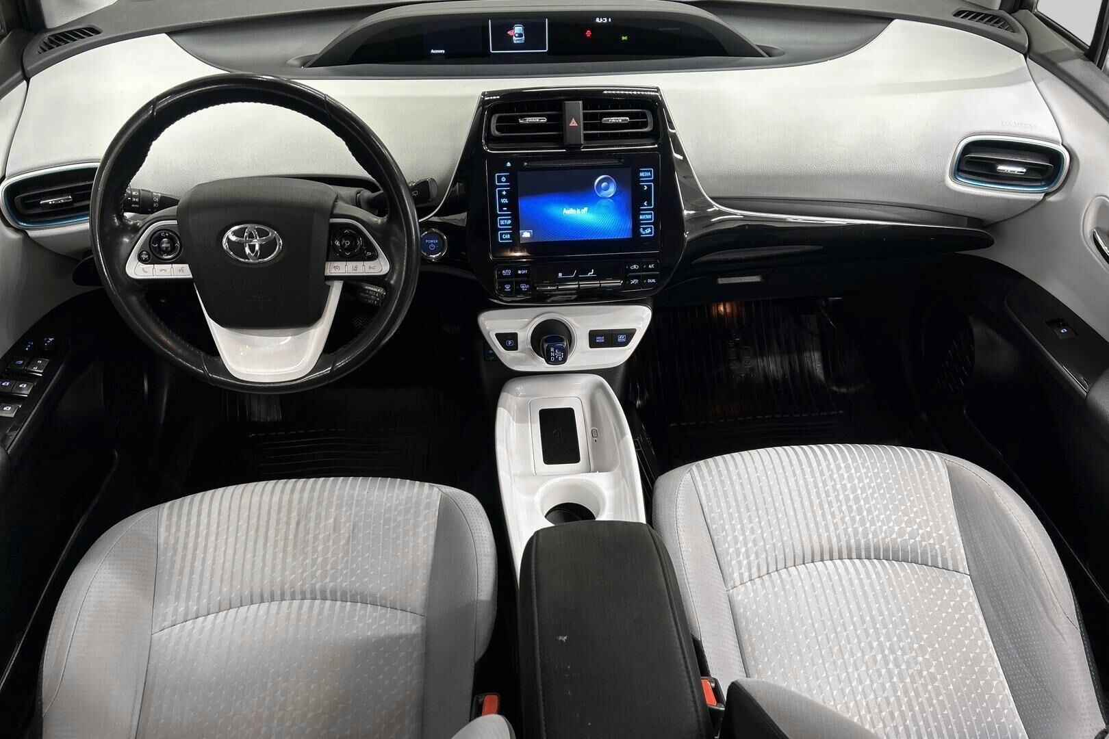 Toyota Prius iso kuva 11