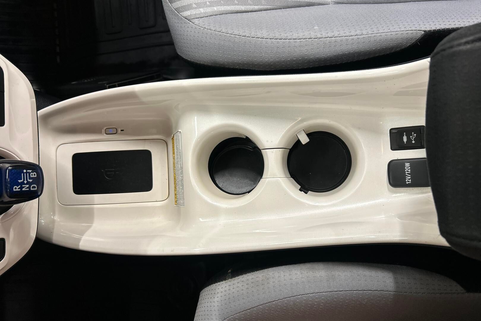 Toyota Prius iso kuva 16