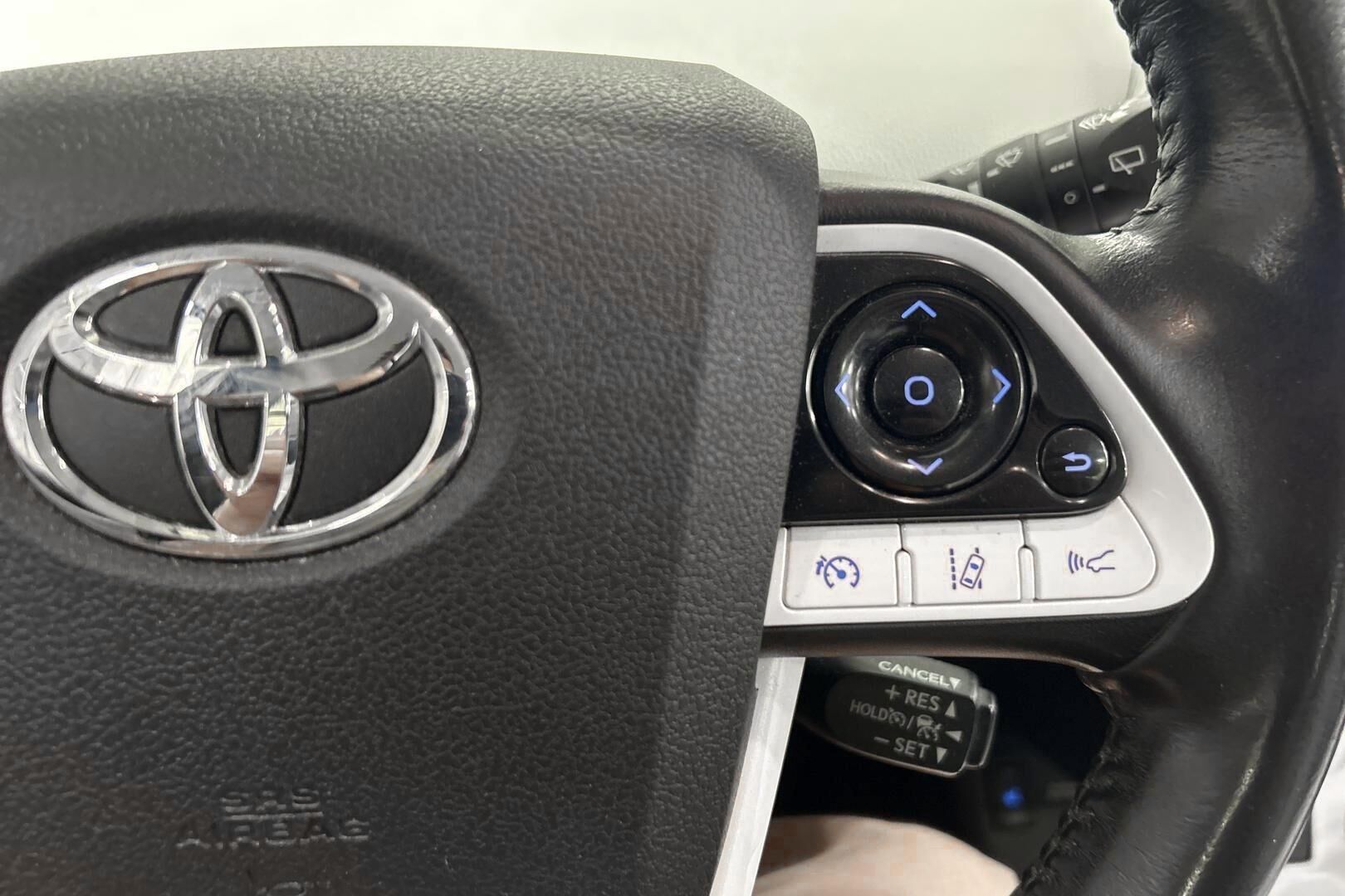 Toyota Prius iso kuva 17