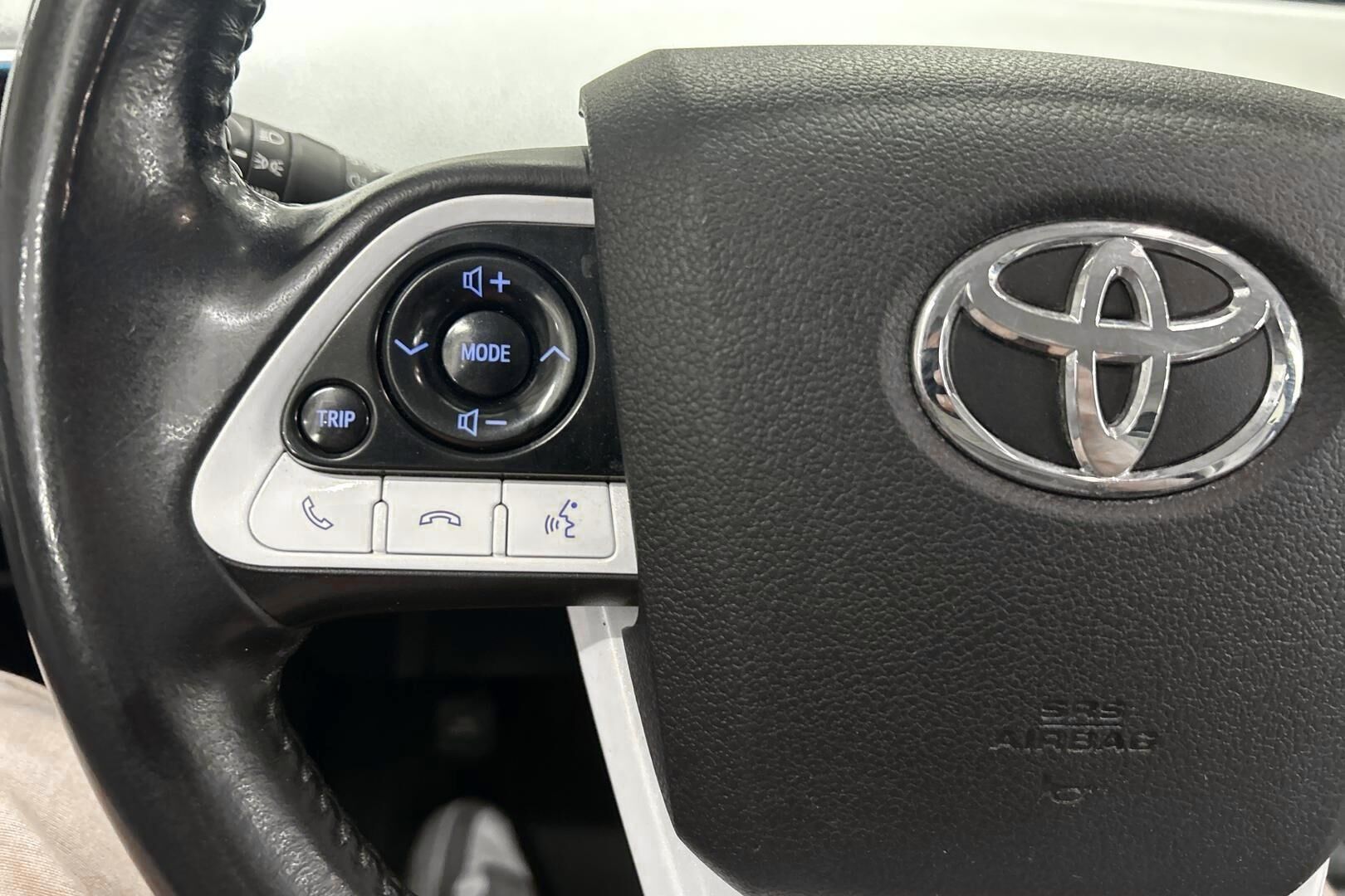 Toyota Prius iso kuva 18